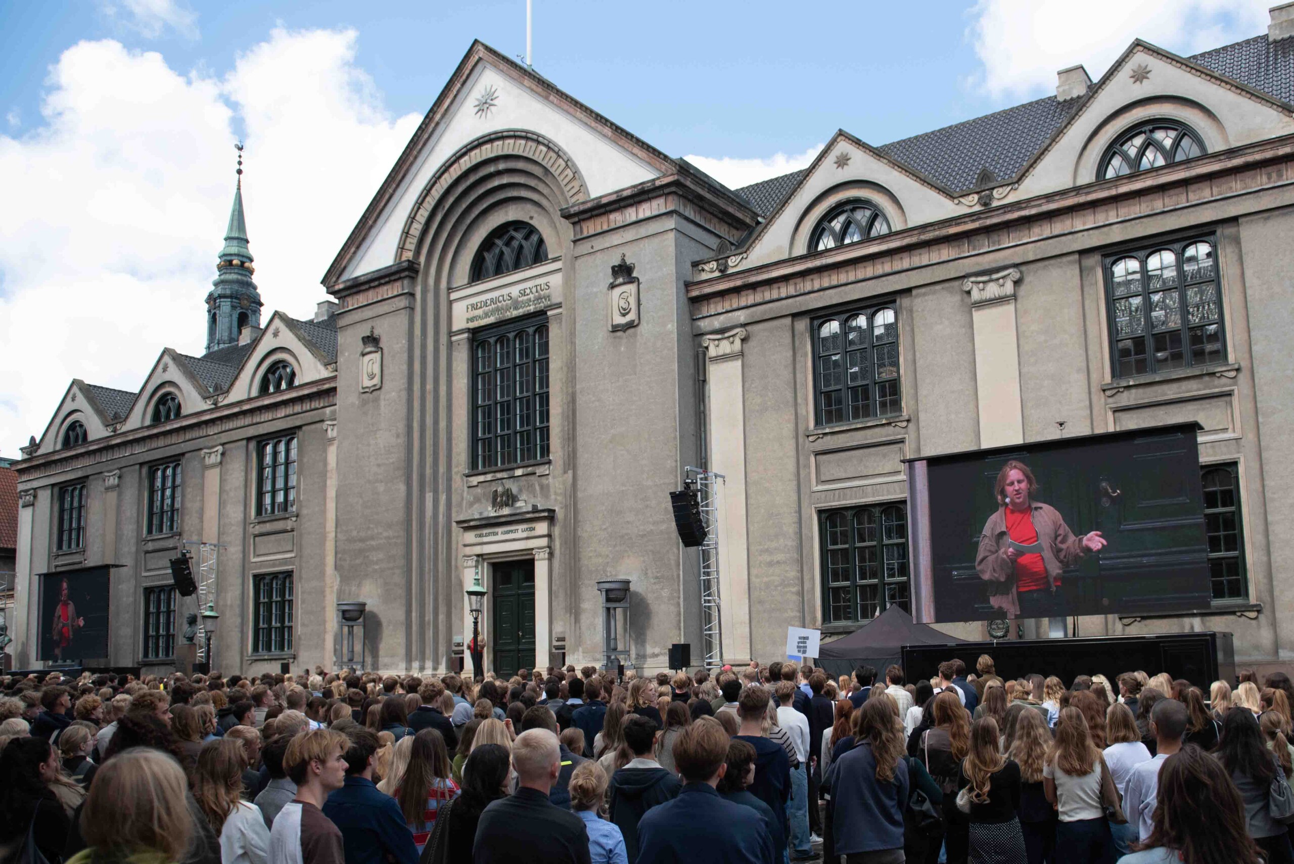 Studenterrådets forperson, Anton Stubbe Teglbjærg, holder tale for alle de nye studerende ved KU's immatrikulation i august.