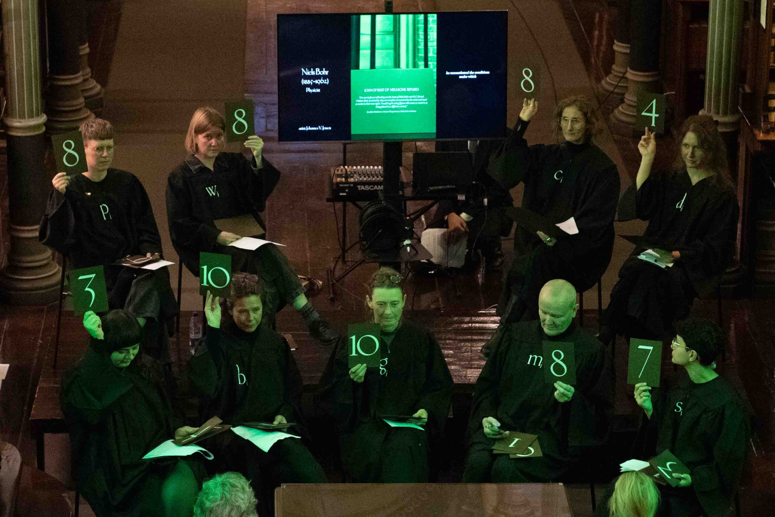 Da turen når til Niels Bohrs buste, viser billedet bare en tom plads i installationen. Niels Bohr Institutet, hvor busten står til daglig, har nemlig ikke villet låne deres buste ud til kunstnerduoen.