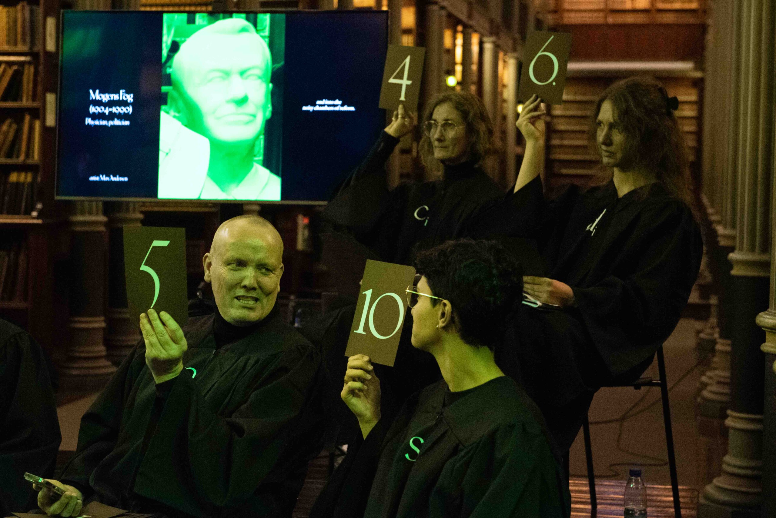 PUBLIC BUST RETIREMENT INDEX. Dommerpanelet bestod blandt andet af religionssociolog Brian Arly Jacobsen og studenterrepræsentant Özgür Yegâh – som gav Mogens Fog, rektor under studenteroprøret i 1968, topkarakter for ikke at tilkalde politiet mod sine studerende.