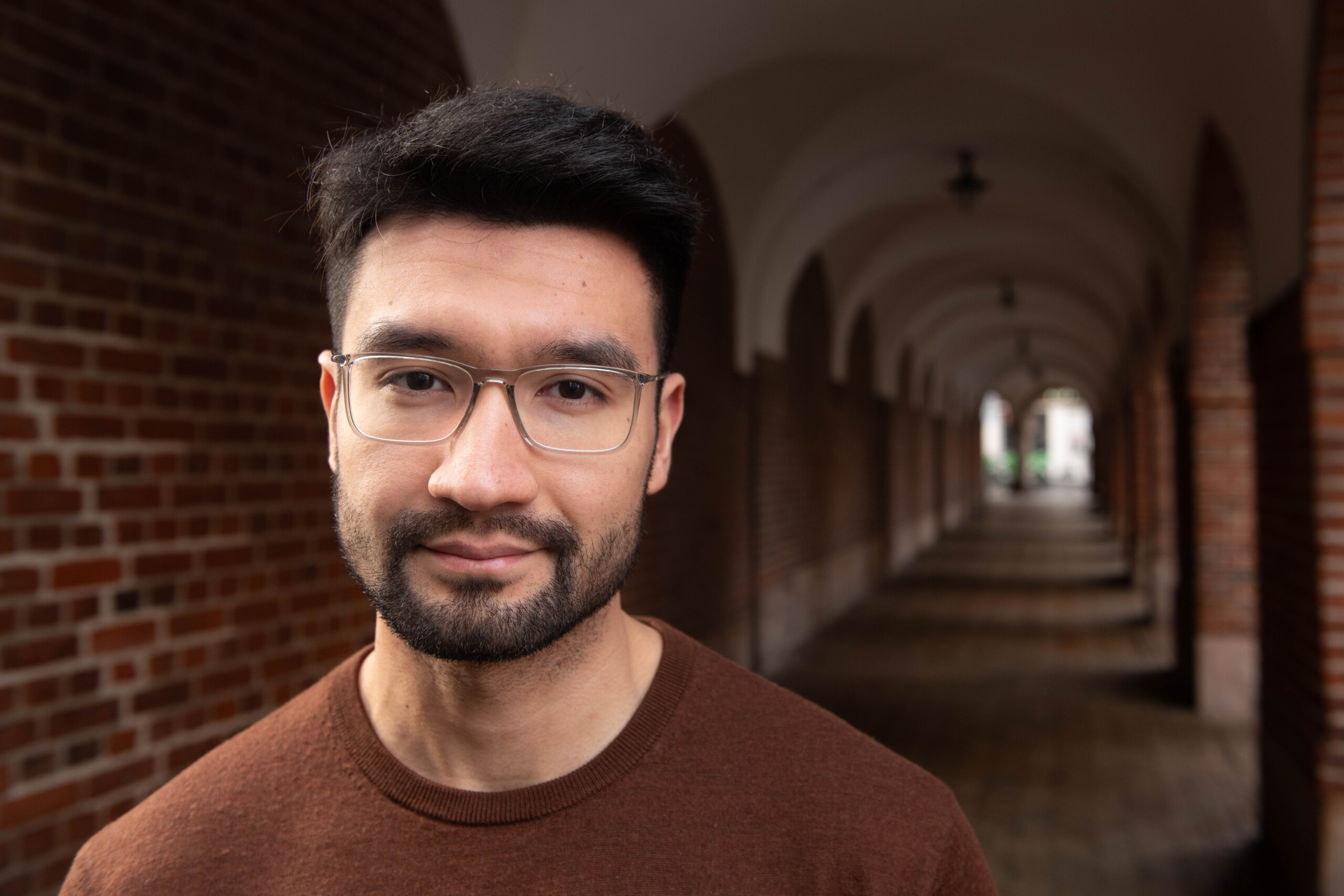 »Både jeg og mine medstuderende har haft stor gavn af de her stillerum i en stresset hverdag fyldt med præstationspres og meget hektiske skemaer,« siger Ali Reza, spidskandidat for Frie Stillerum og kandidatstuderende på Medicin.