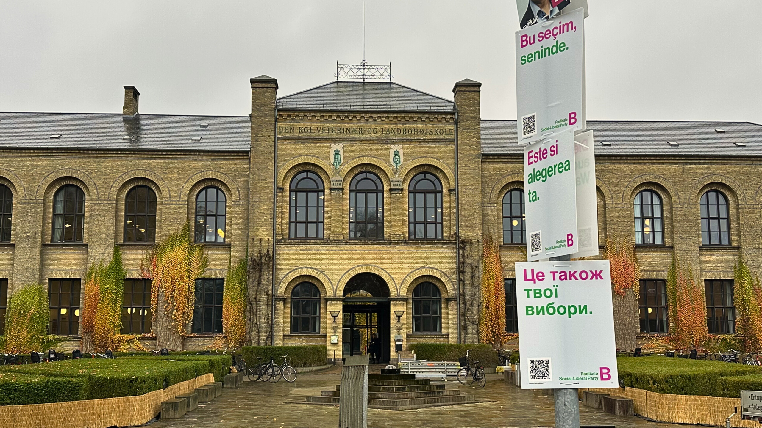 En kandidat, der er ansat på KU, har hængt valgplakater op på flere sprog foran Frederiksberg Campus med et budskab til internationale ansatte på KU om, at de også kan stemme.