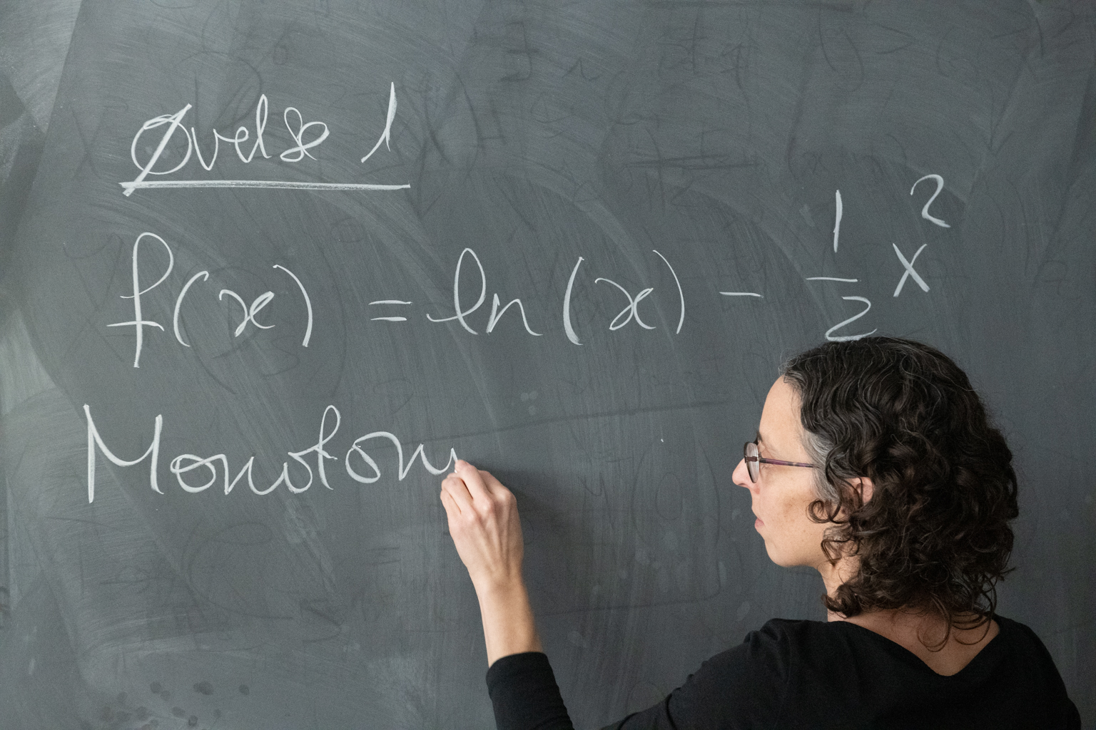 Tavlen er et af matematikerens vigtigste værktøjer. Derfor hænger der selvfølgelig en på Elisenda Felius kontor. 