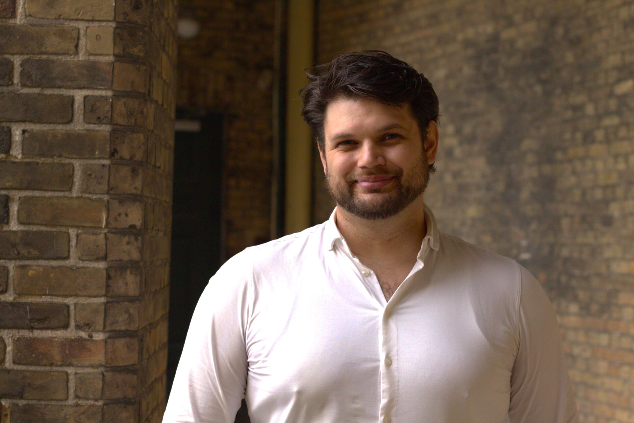 »Jeg bliver ved med at stille op, indtil KU har sikret bedre vilkår for folk med funktionsnedsættelser,« siger Christian Alejandro Ramon Larros, spidskandidat for Politrådet og kandidatstuderende på Økonomi.