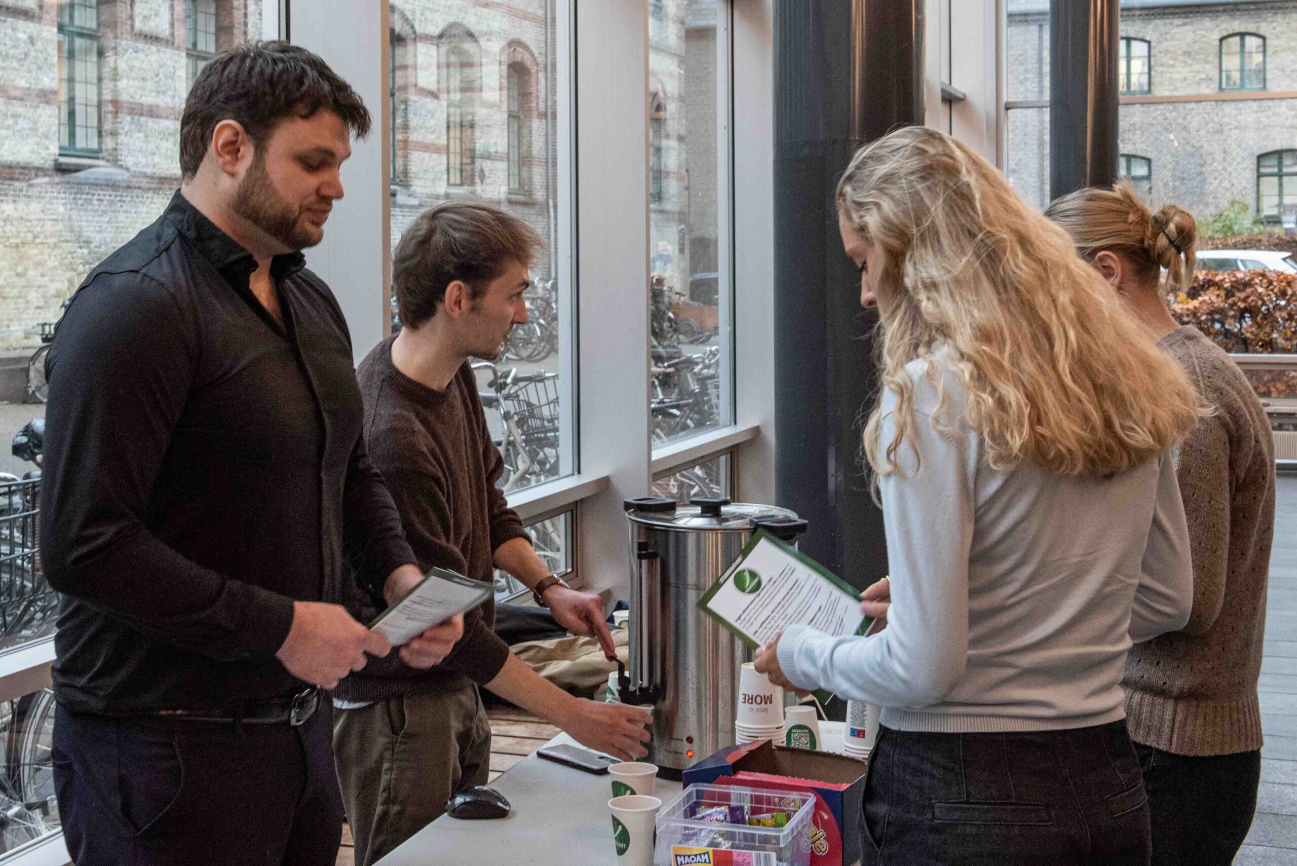 Politrådet deler kaffe ud og prøver at hive de sidste stemmer hjem