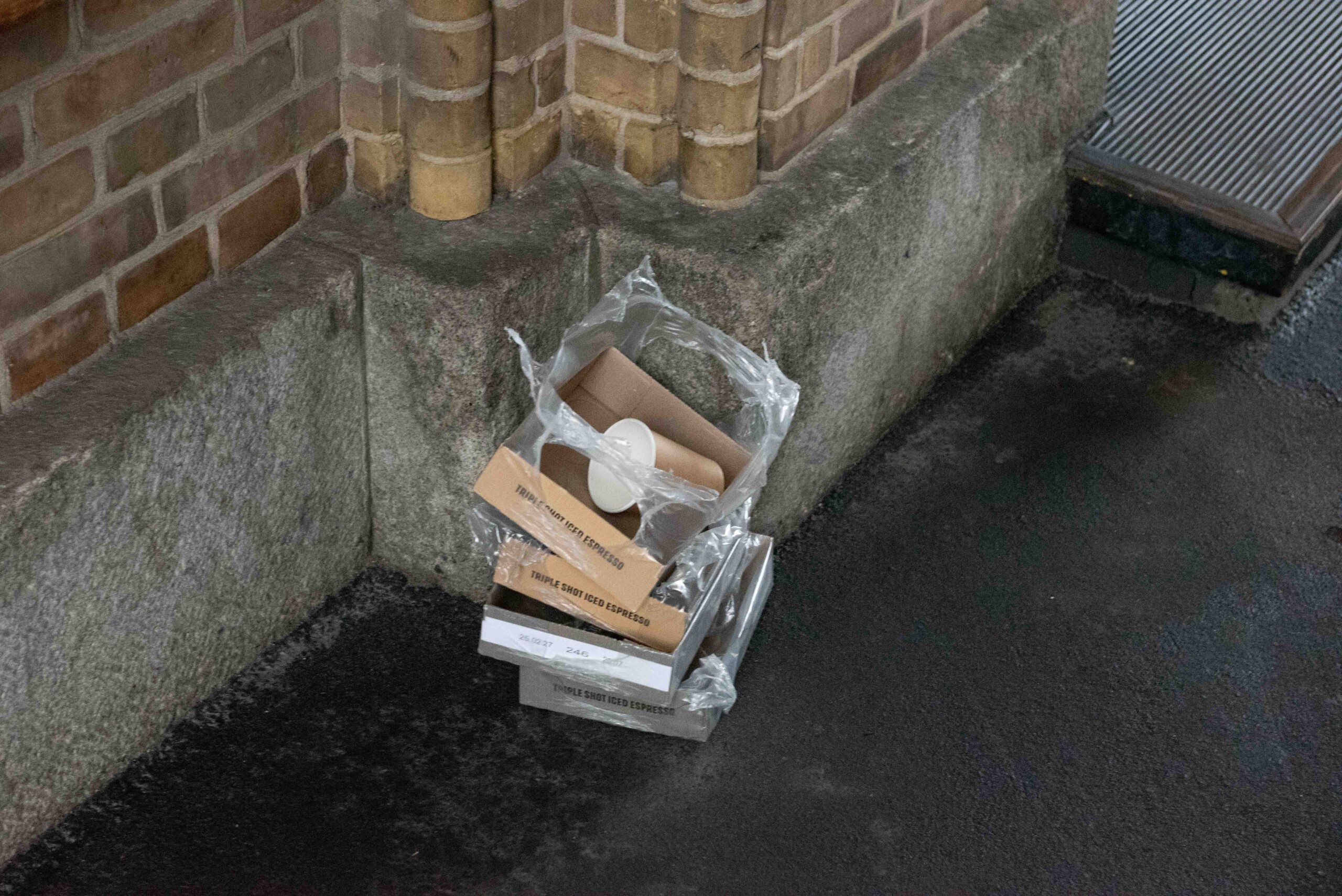 I porten til CSS, som ellers plejer at være et af valgkampens hotspots, er der øde. Ingen studerende, ingen kandidater og ingen kaffe. Kun en tom bod fra Konservative studerende og resterne af et nu overstået KU-valg.