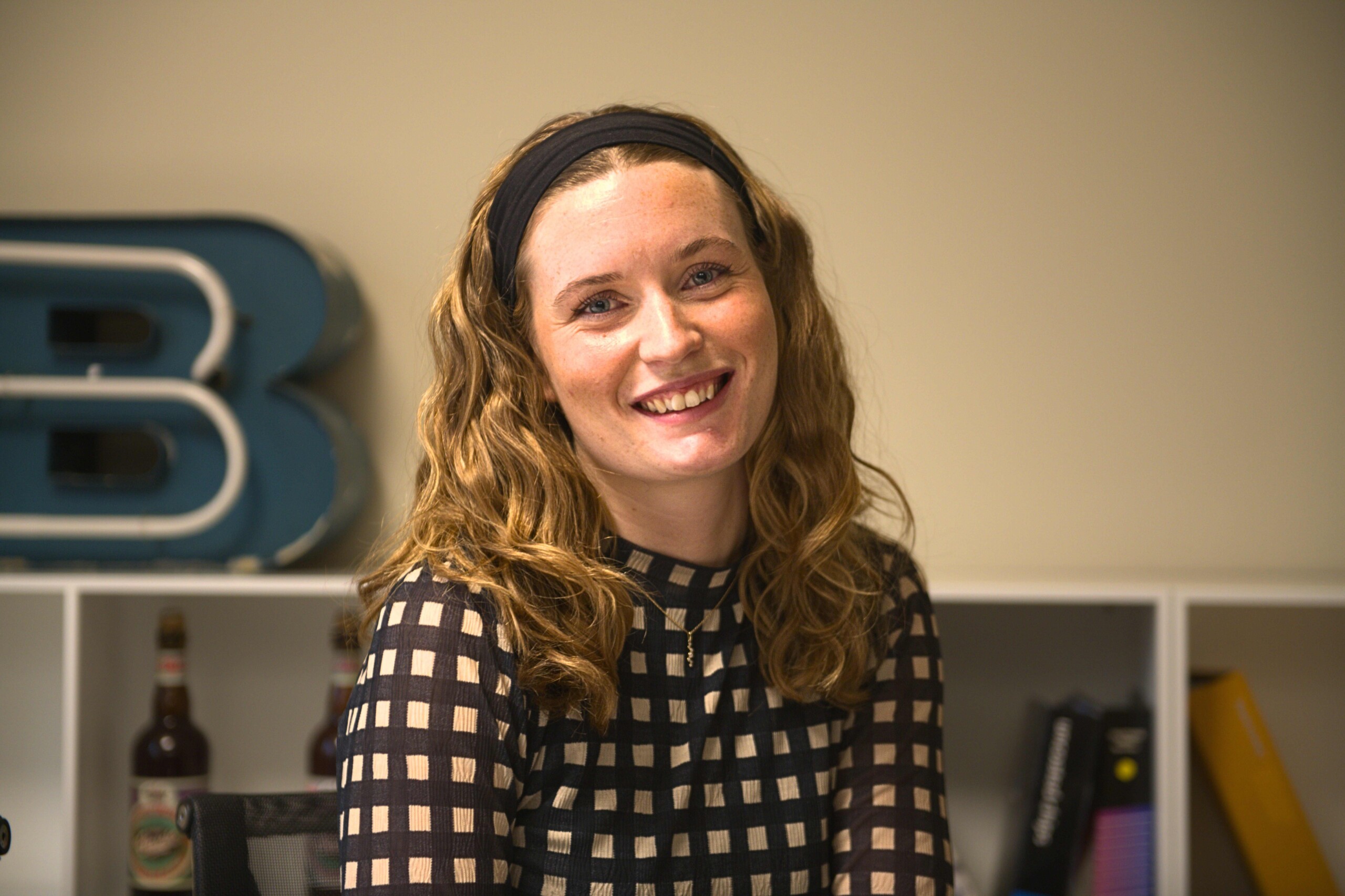 Litteraturvidenskabsstuderende Maren Lemb har udgivet en roman med en heltinde, der bryder ud af sit privilegerede reservat.