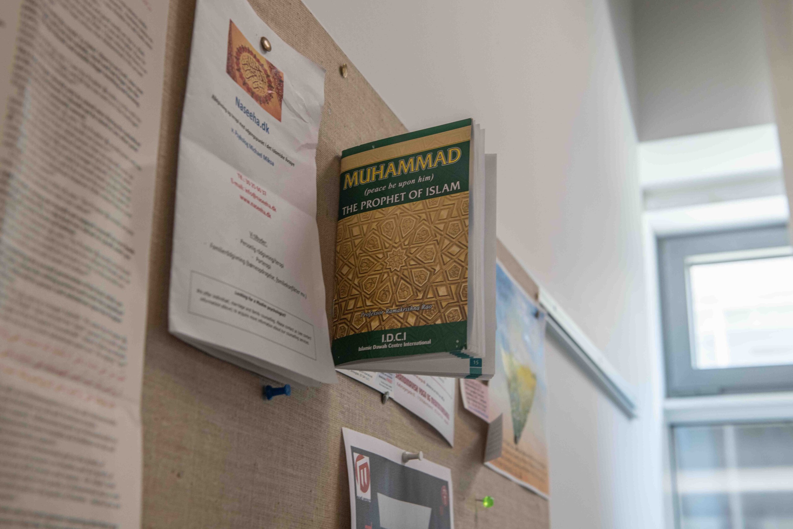 Opslagstavle i et af KU's stillerum før de blev ryddet for inventar i foråret.