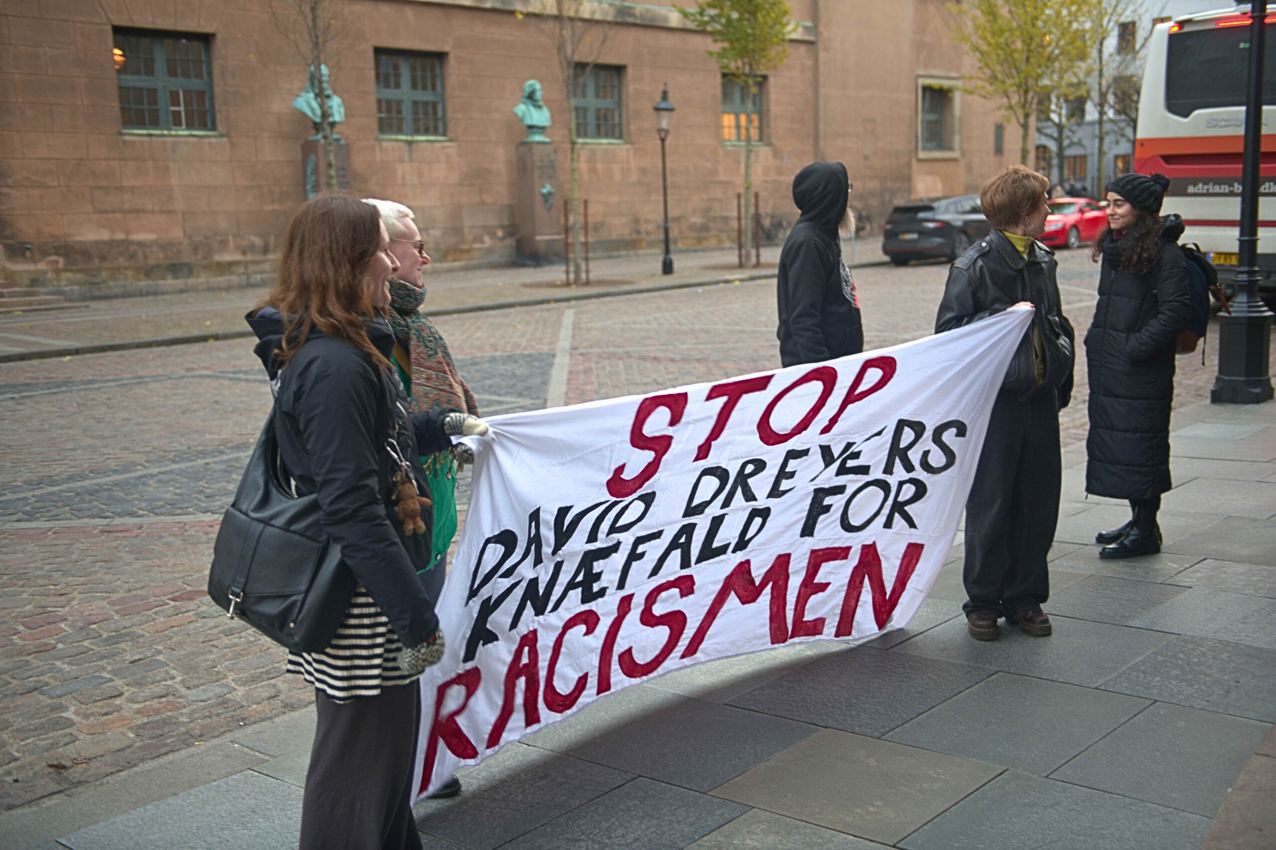 »Stop David Dreyers knæfald for racismen« og »Hold jer væk fra vores stille- og bederum« stod der på bannerne.