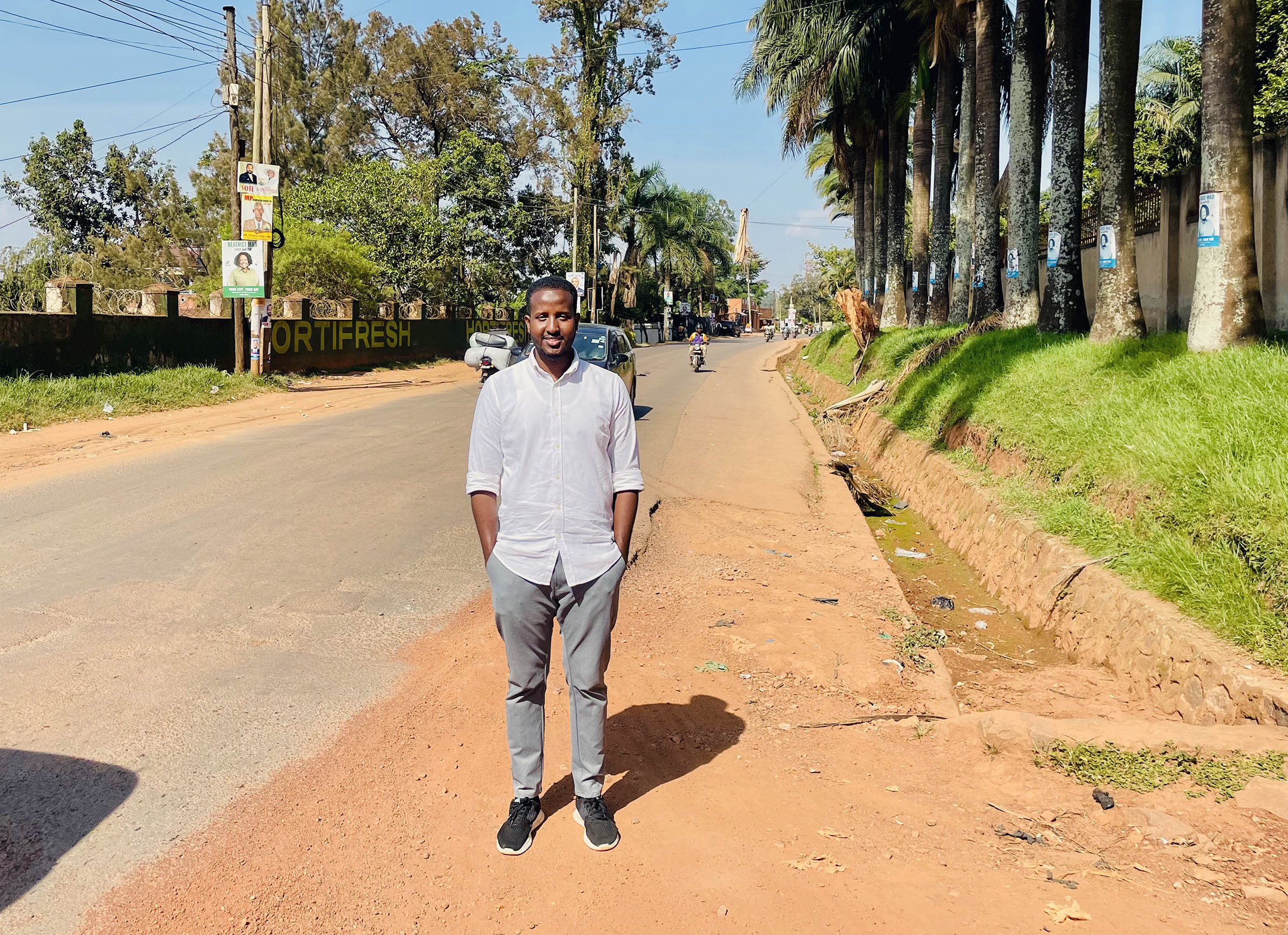 Forventningens glæde blev til fortvivlelse, da Mustaf Mohamed Takoy blev nægtet indrejse med sit somaliske pas få uger før studiestarten på Københavns Universitet i september 2025. Her er han i Kampala.