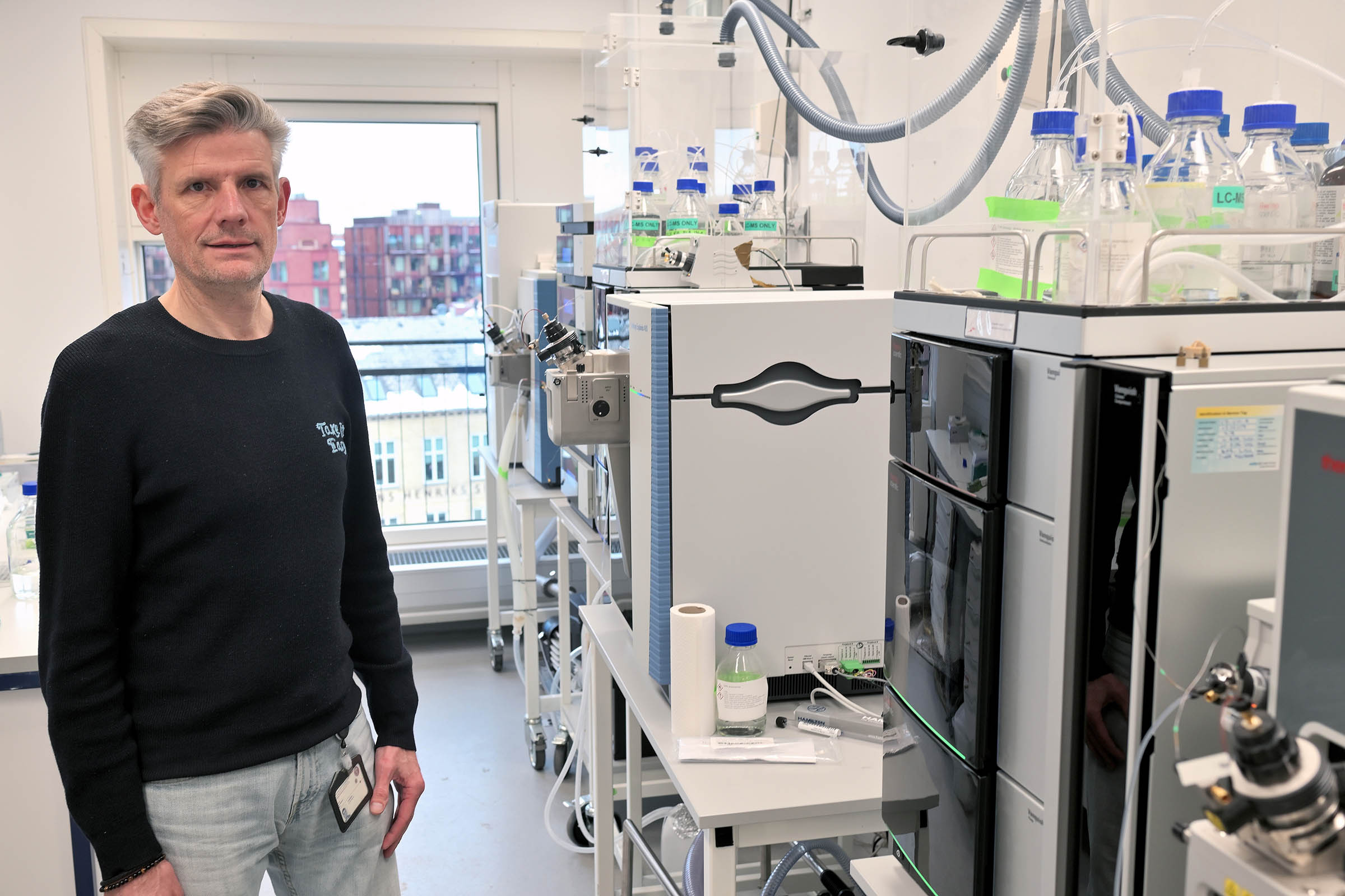 Lektor Rene Lamesch i laboratoriet på Institut for Fødevare- og Ressourceøkonomi. Et massespektrometer midt i billedet kan afkode hvad forskellige ærtesorter indeholder. Det tager op imod tre uger at undersøge en enkelt ært fra en bestemt sort.