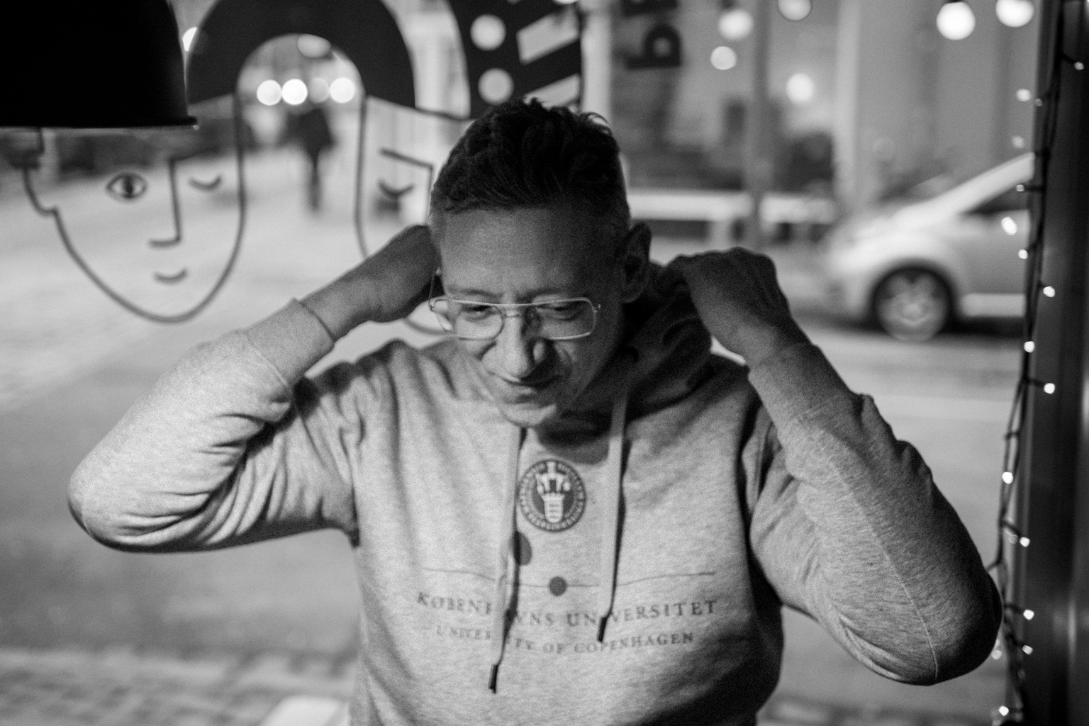 Christian Groes øver sig i at være åben om sine særheder. Her er han fotograferet på en af sine yndlingsbarer, People Like Us, der ansætter neurodivergente mennesker.