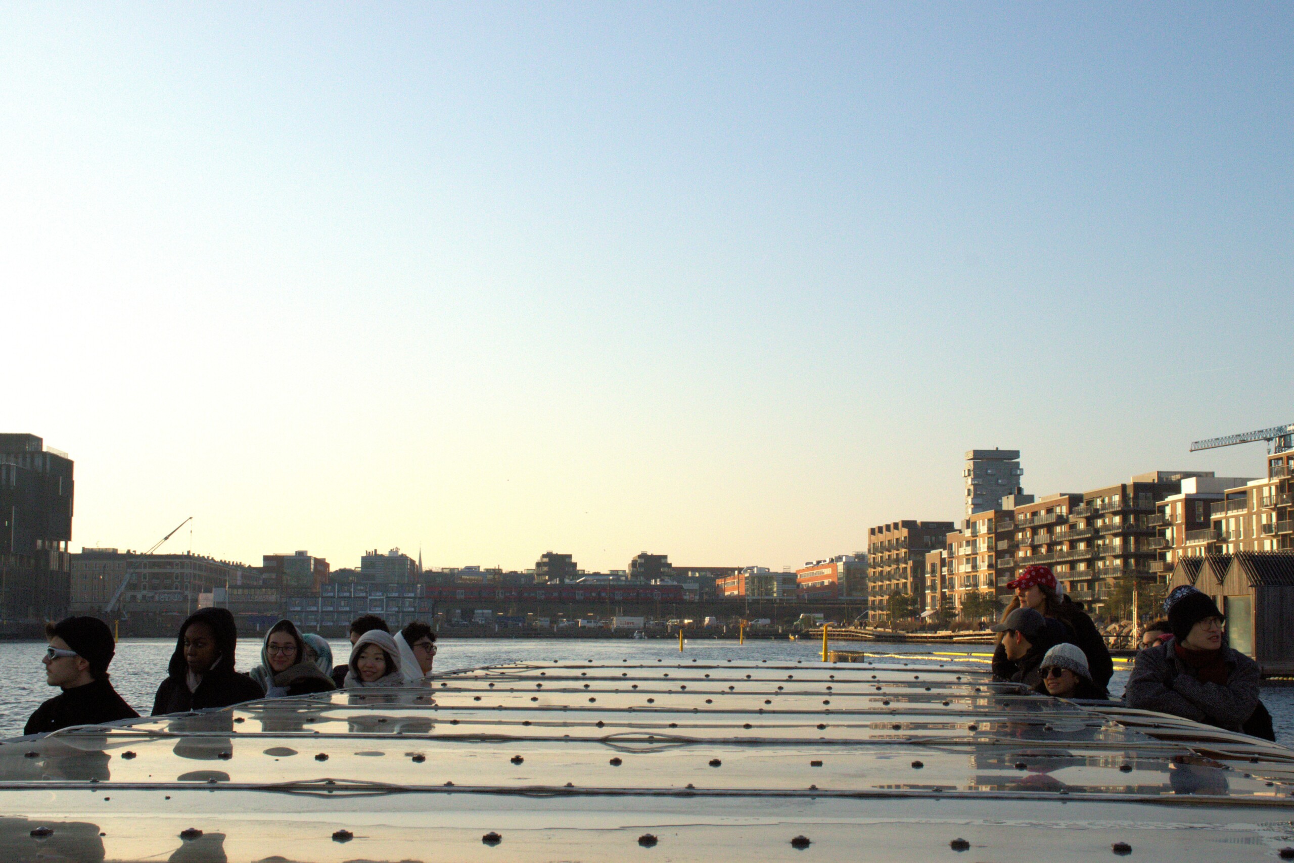 På trods af kulden er humøret højt gennem de to timers kanalrundfart.