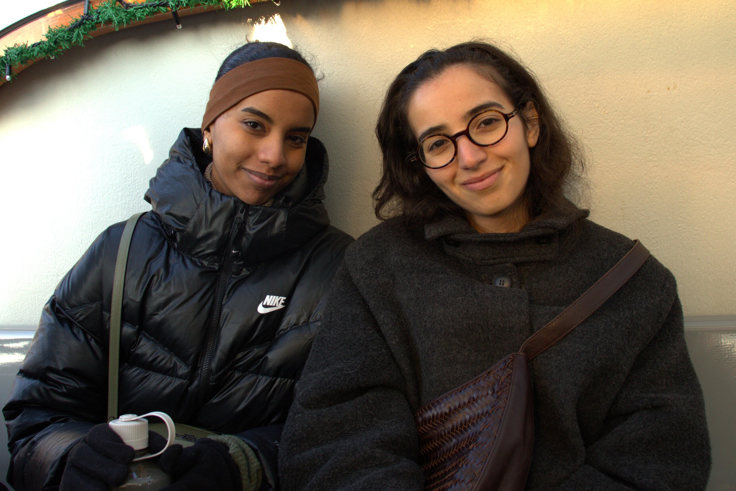 Huria Hissabu (til venstre) og Sara Bazi (til højre) er studentermedhjælpere på kurset og står for alt det praktiske.