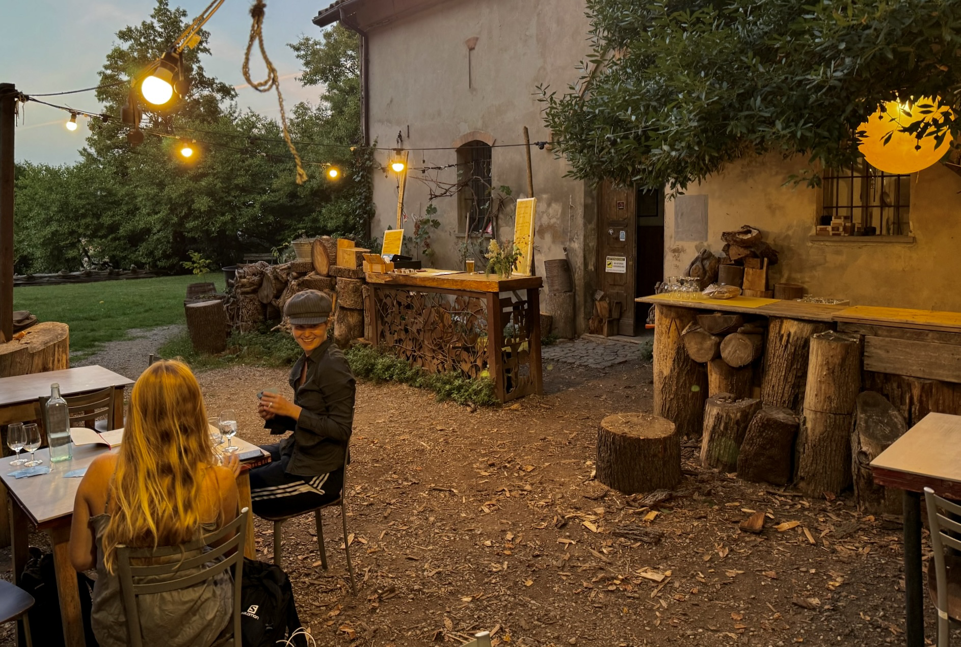 Studerende Matilde Nordal (th) har netop tilbragt et semester i den norditalienske universitetsby uden at blive ruineret.