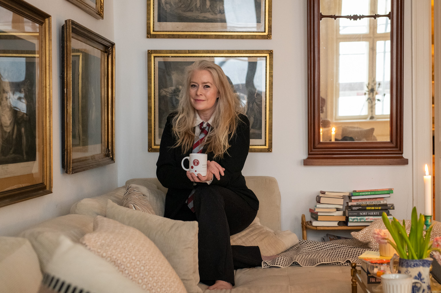 Anne Sofie Allarps hjem bærer præg af hendes mange år i udlandet. Her er kunst, statuer og stakkevis af dansk og international litteratur.