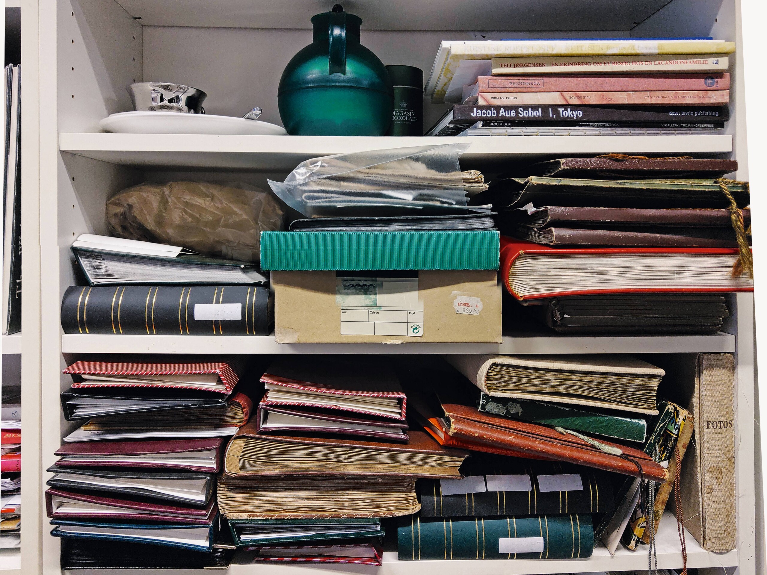 Mette Sandbyes kontor bugner af fotoalbum. Nogle har hun fået foræret, andre har hun købt på loppemarkeder eller fundet i arkiver.