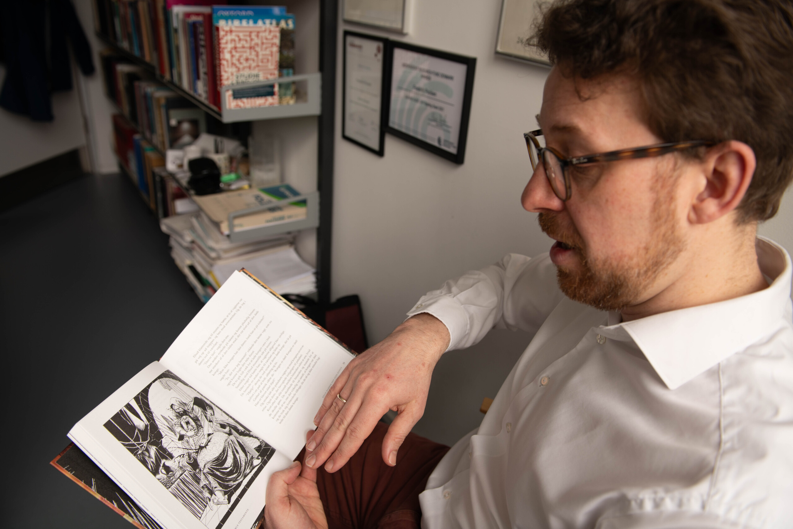 Frederik Poulsen fortæller om en af de mest brutale historier i den nye børnebibel, hvor Ehud befrier israelitterne fra moabitterkongen Eglon ved at slå ham ihjel, så »fedtet lukkede sig om klingen«.