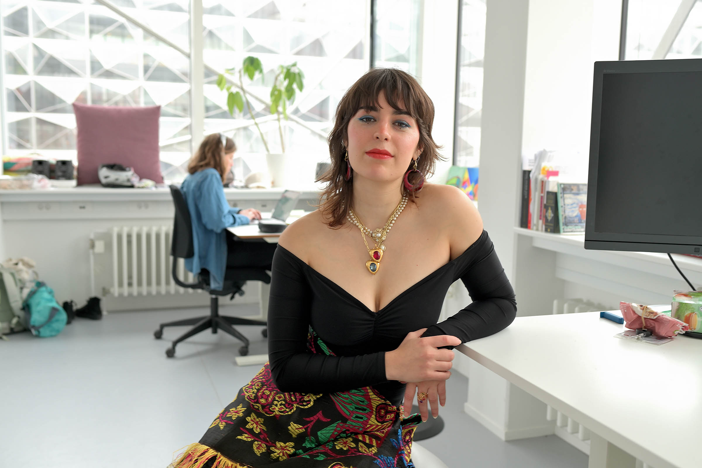 Clara Ferreira Cores i sit kontor på Niels Bohr Institutet. Hun er opvokset i Spanien, men har boet i København siden 2020, hvor hun ved siden af fysikken blandt andet har taget en cirkusuddannelse.