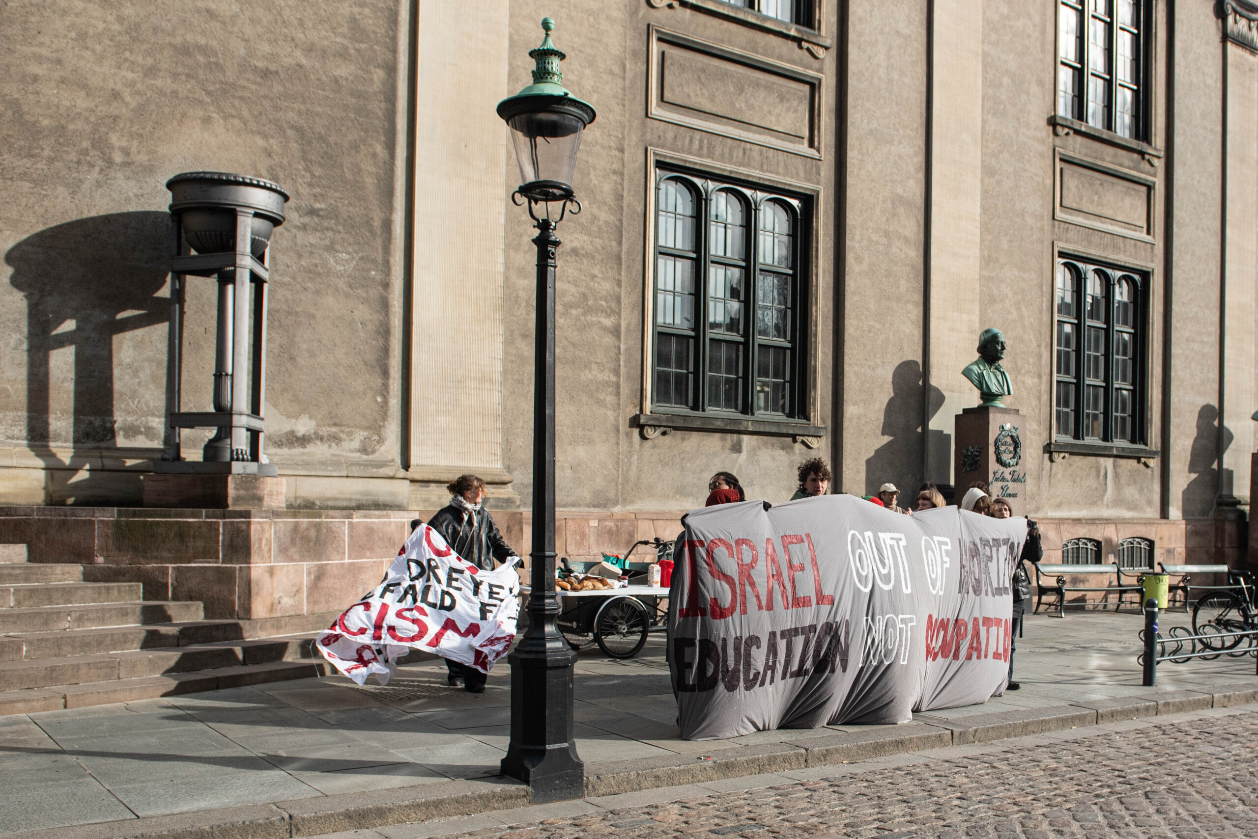 Indgangene mod Frue Plads var låst af, så demonstrerende studerende ikke kunne komme ind til bestyrelsesmødet. 