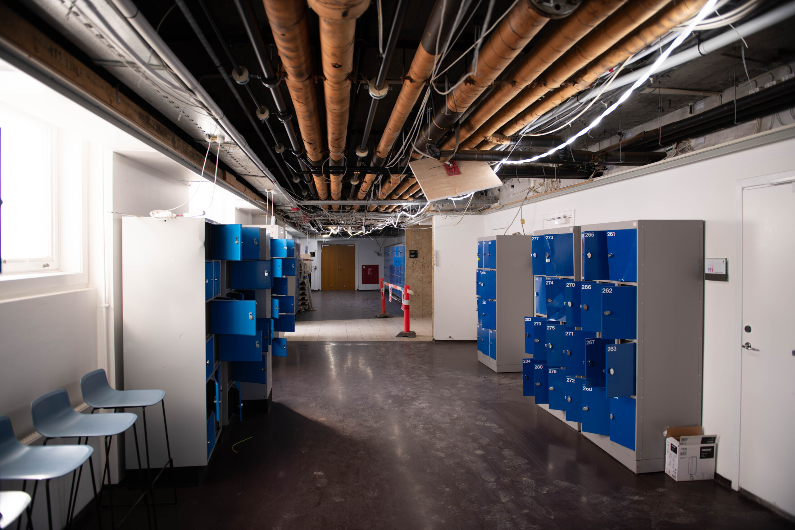 Flere steder er loftsplader taget ned, så rørene er synlige, og elektriske ledninger hænger ned.