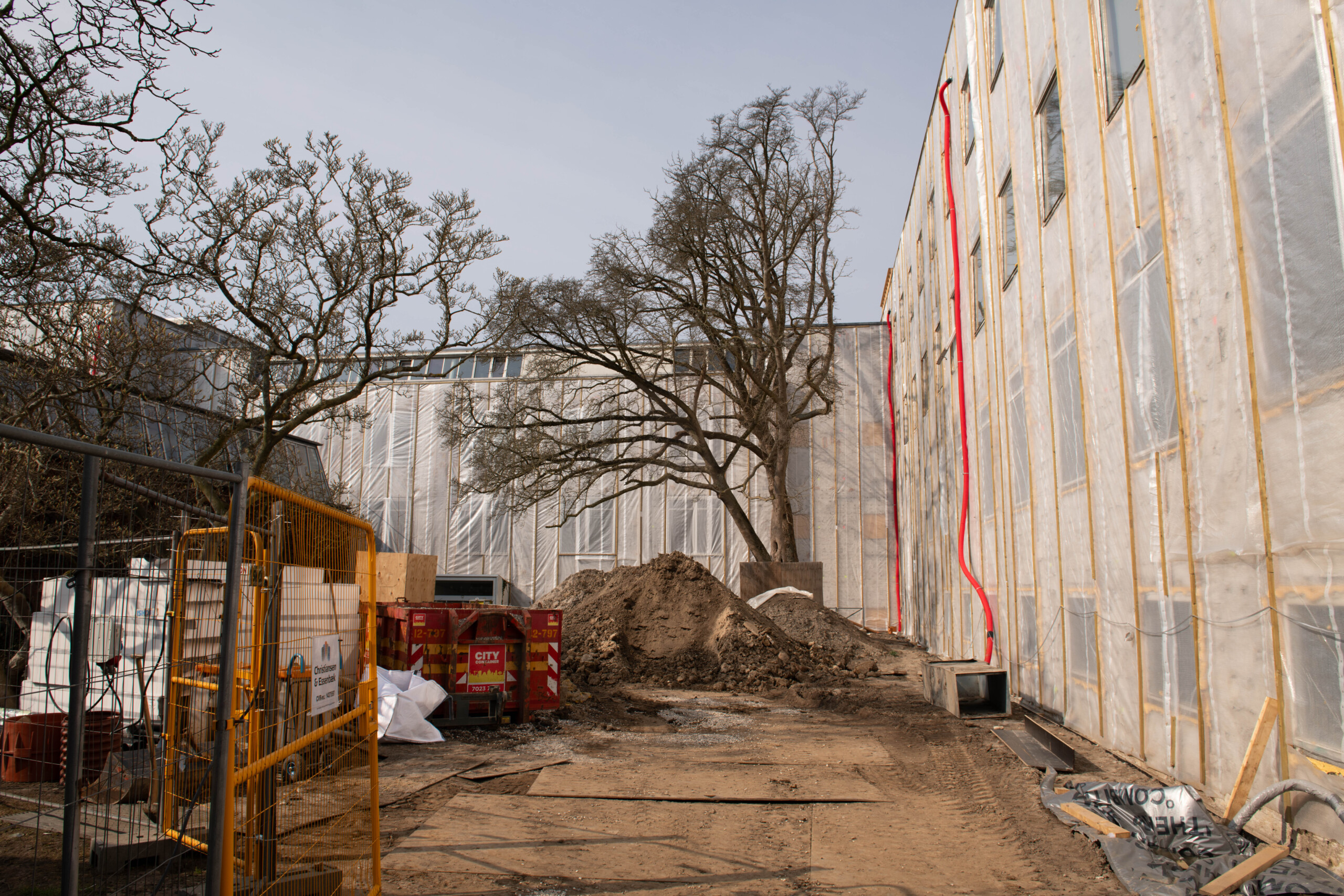 Flertallet af medarbejderne i Machine Learning-sektionen på Datalogisk Institut er endnu ikke blevet genhuset trods et større byggeri. Institutlederen anerkender, at det ikke er acceptable forhold.