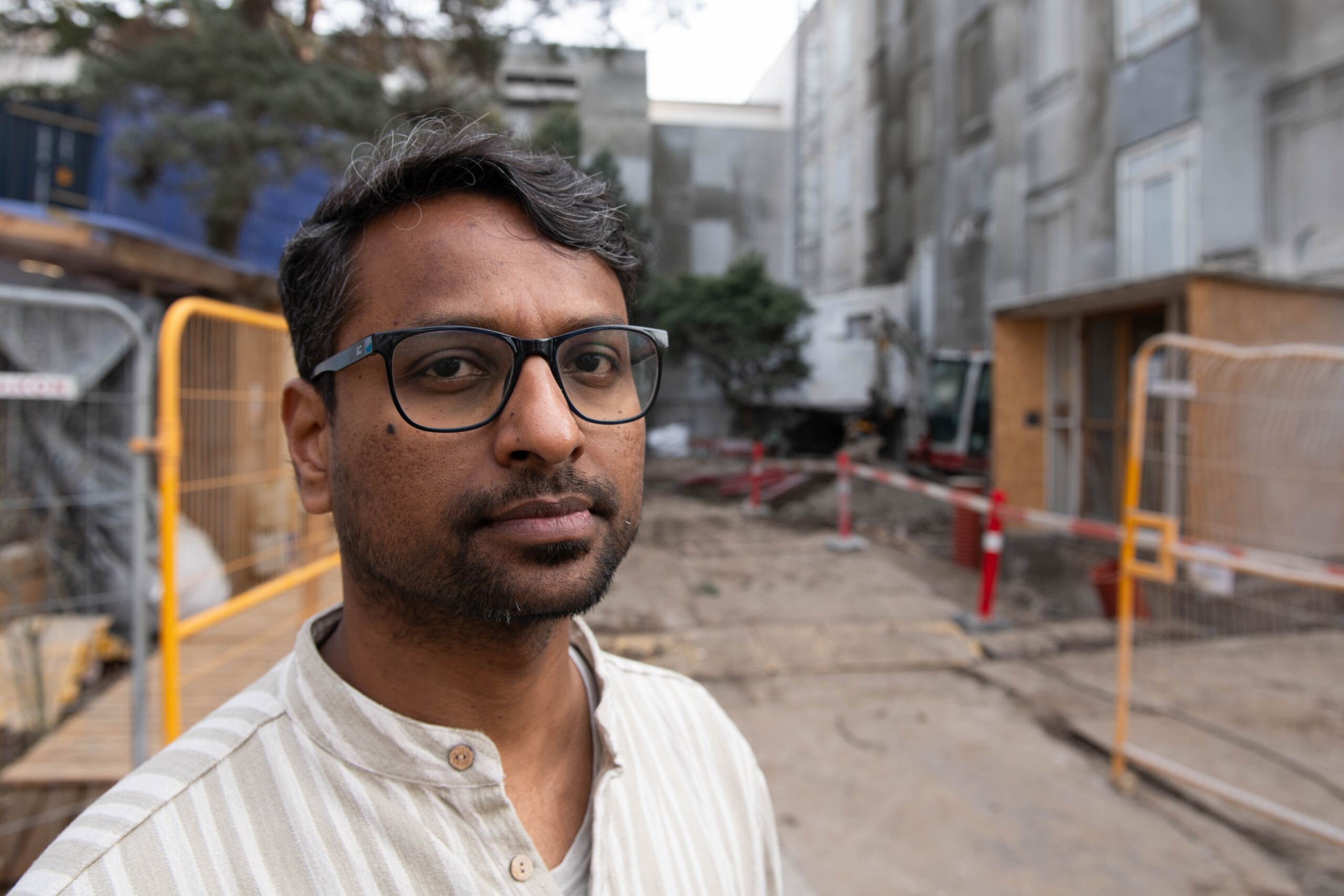 Raghavendra Selvan har oplevet hovedpine som følge af støjen fra byggeriet. Det har betydet, at han og mange kolleger er begyndt at arbejde mere hjemmefra - hvilket ifølge Raghavendra Selvan går ud over fællesskabet og samarbejdet.