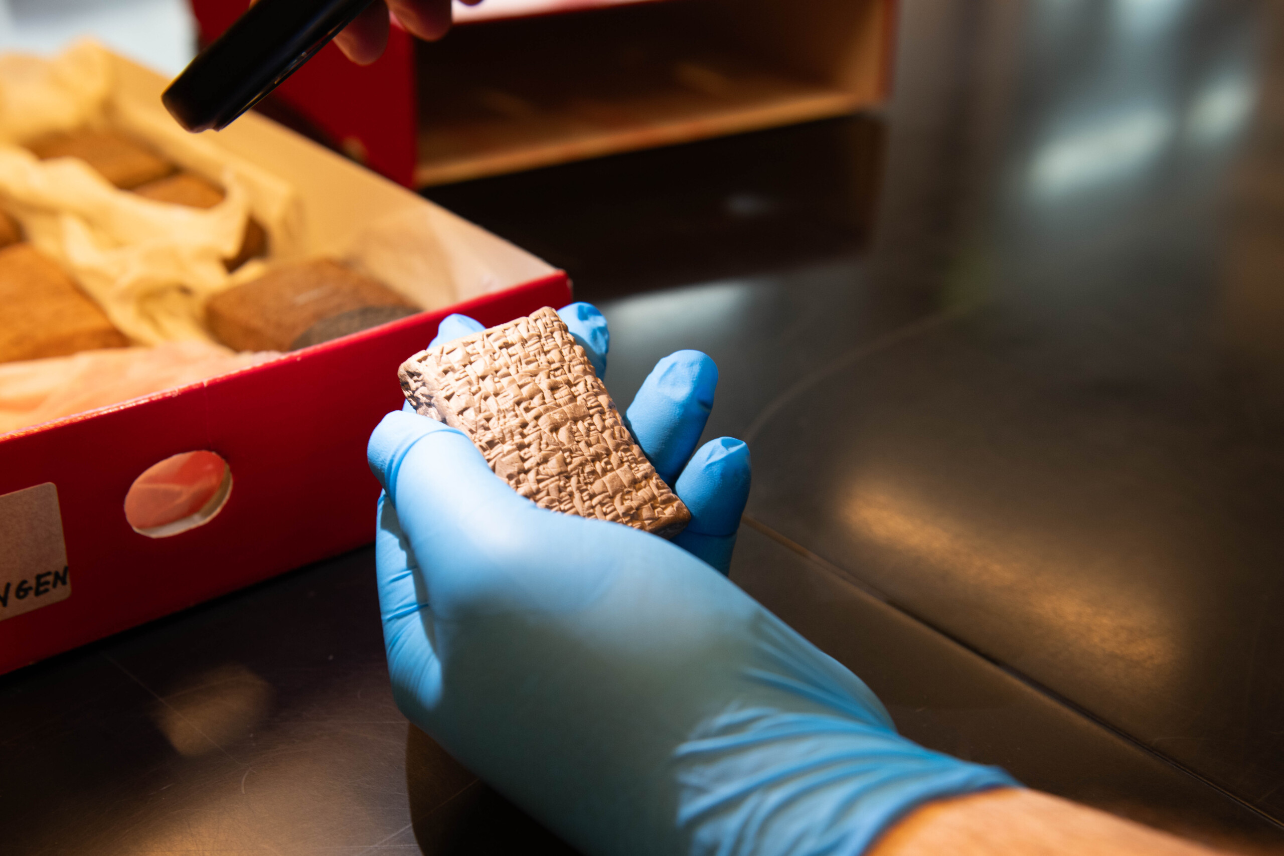 Det kræver en særlig procedure at aflæse de ældgamle lertavler fra assyriske oldtidsriger. 