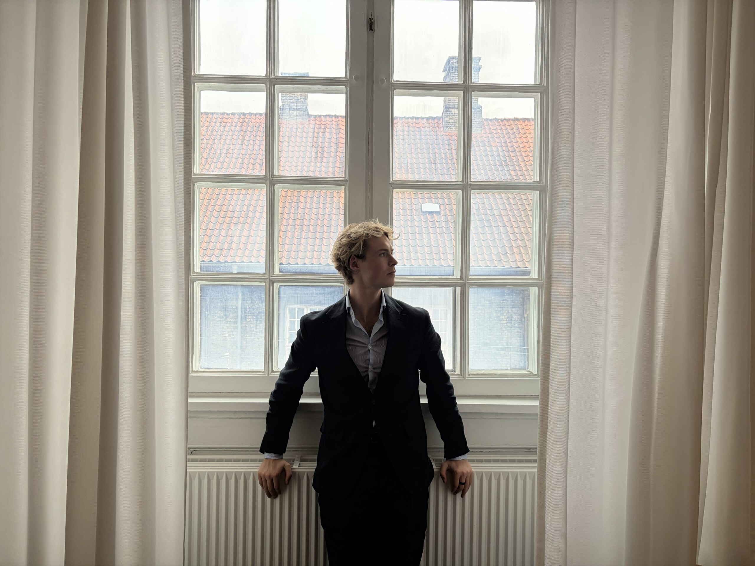 »Valget i 2019 tændte noget i mig, og jeg droppede min plan om at læse International Business og søgte i stedet ind på Statskundskab for at kunne arbejde mere med politik,« siger Mads Strange. 