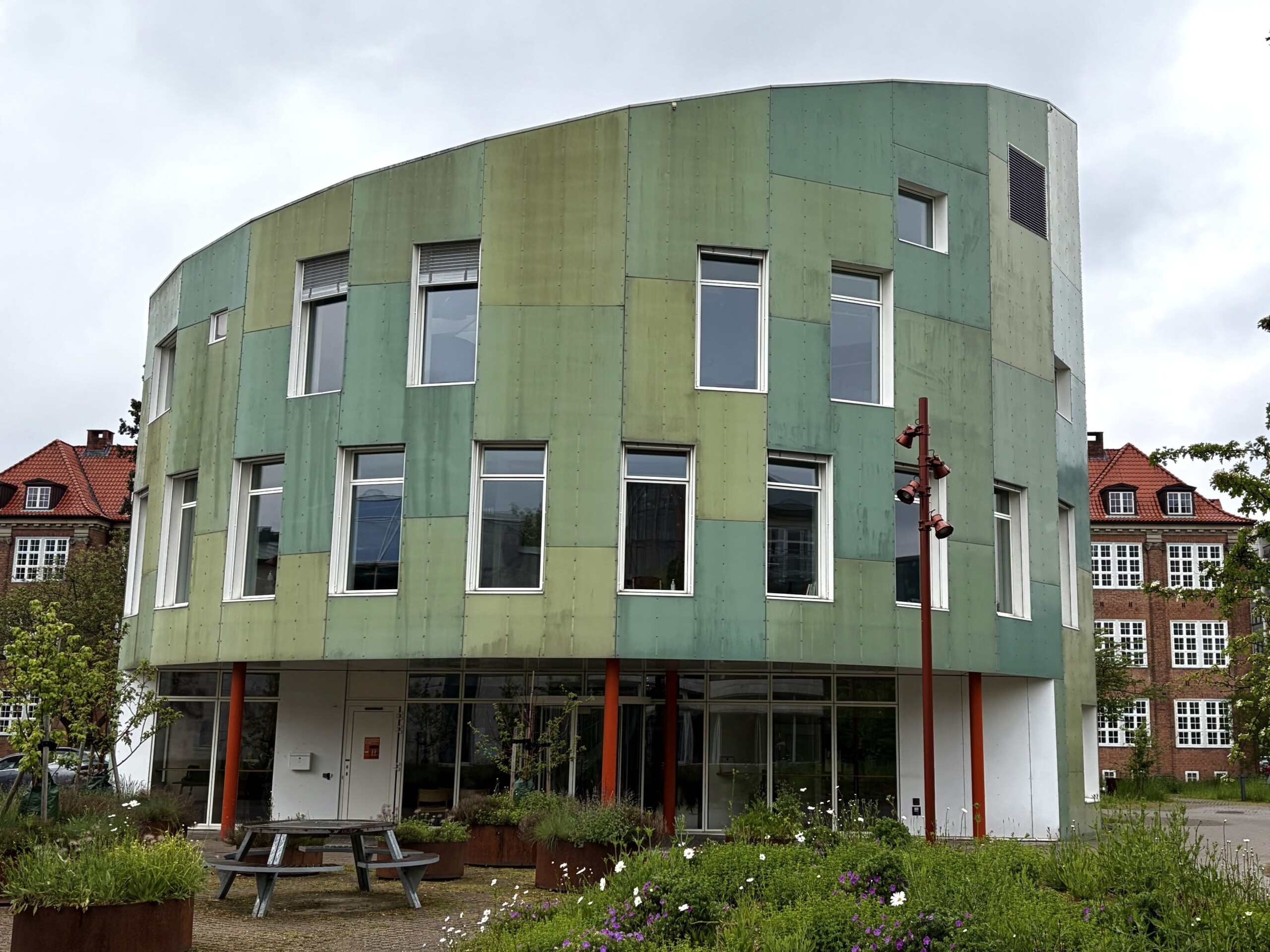 Den irgrønne bygning, KU Lighthouse, bag universitetsbiblioteket ved Tagensvej på Nørrebro har siden 2022 huset KU's innovationscenter