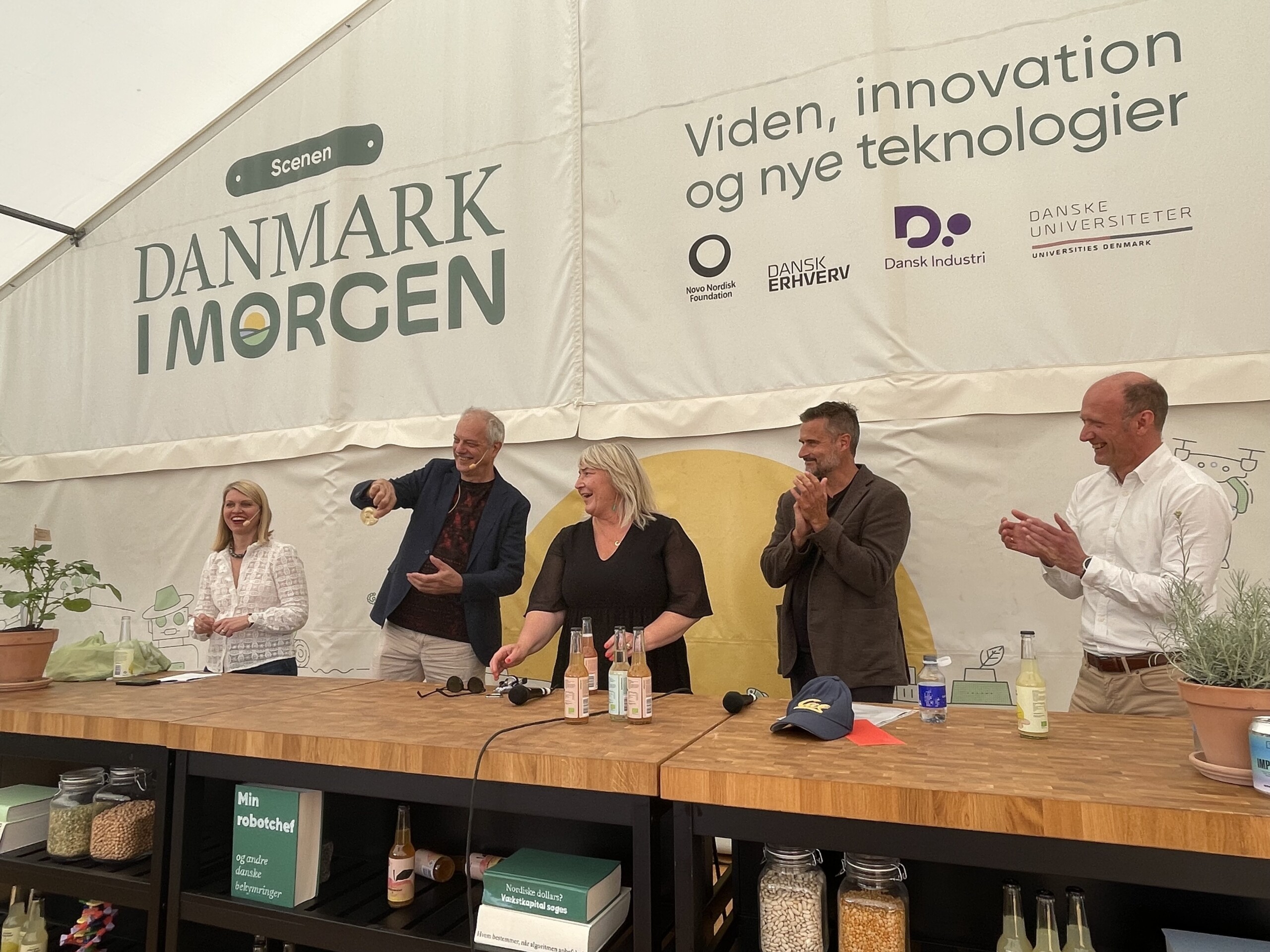 Morten Meldal fremviser Nobelmedaljen til store klapsalver hos panelister og publikum.