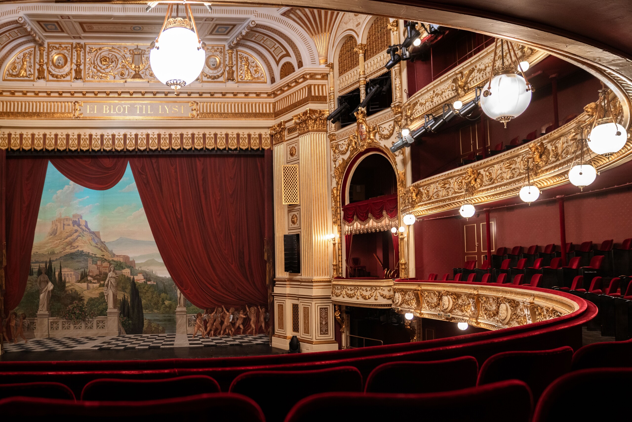 Det Kongelige Teater kører en abonnementsordning, hvor unge under 25 for 110 kroner om måneden kan gå lige så meget i teateret, som de vil.
