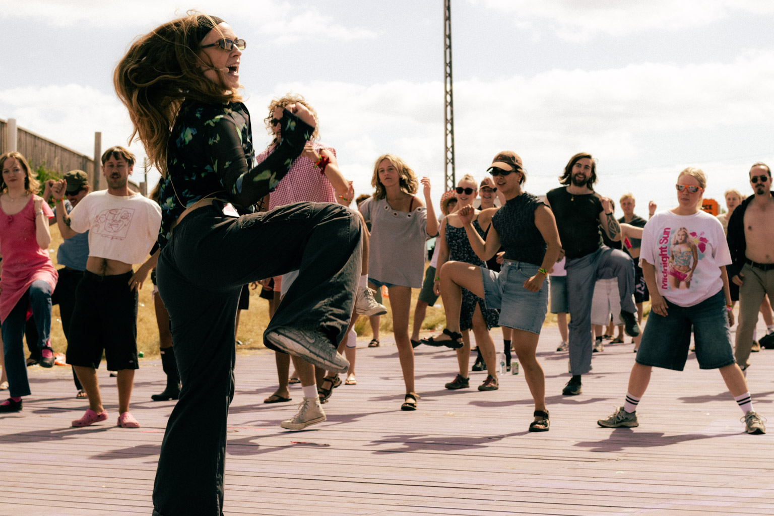 Anke Karabanov, lektor i neurofysiologi og forsker i body-brain-connection, og koreograf Clara Hermann står for aktiviteten 'Den Ultimative Fællesdans' på Roskilde Festival.