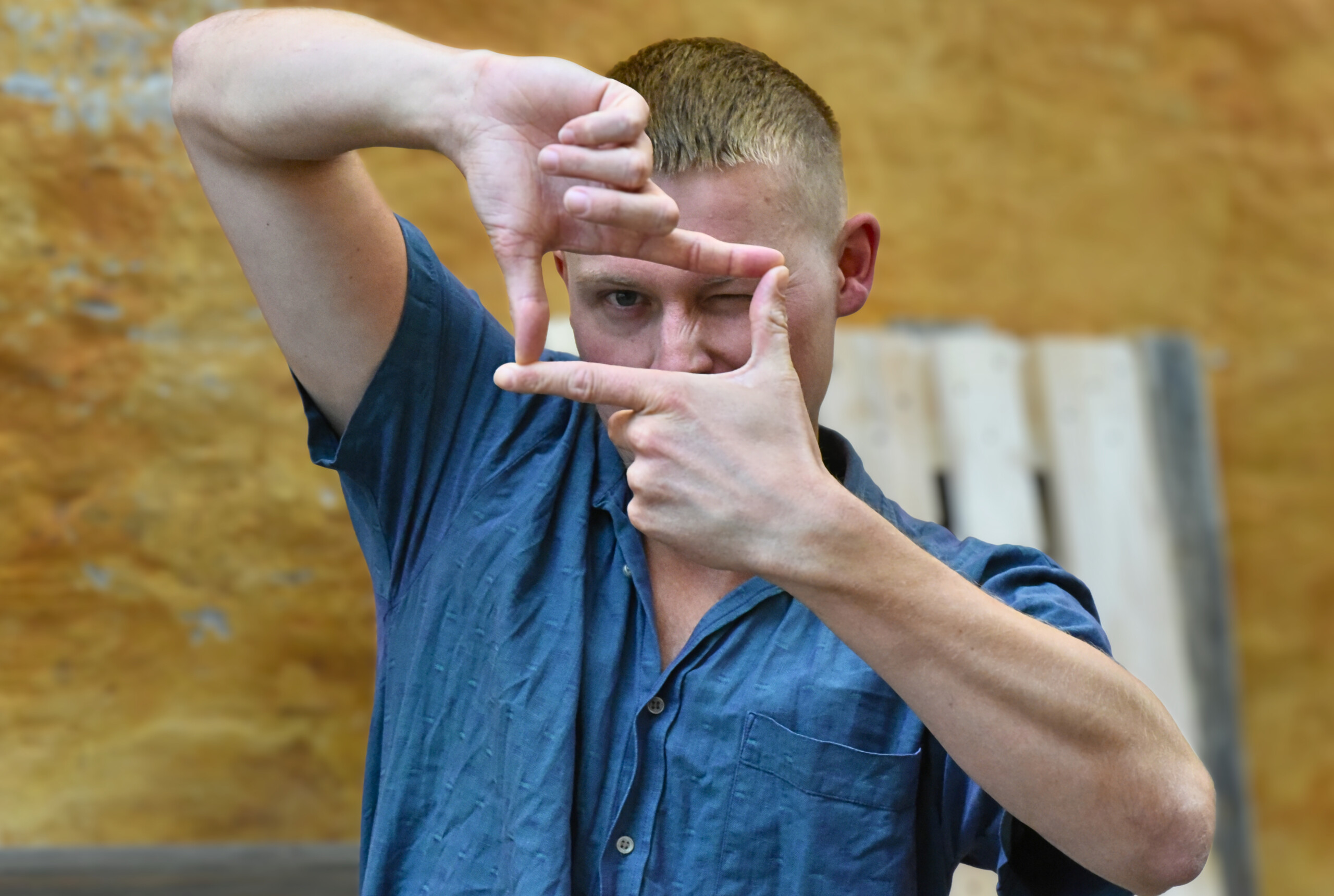 »Det er et værk, som retter kameraet mod noget, nogen siger er usynligt arbejde, men som bliver synligt for os andre, når vi kaster filmisk lys på det,« siger Adam Paaske.