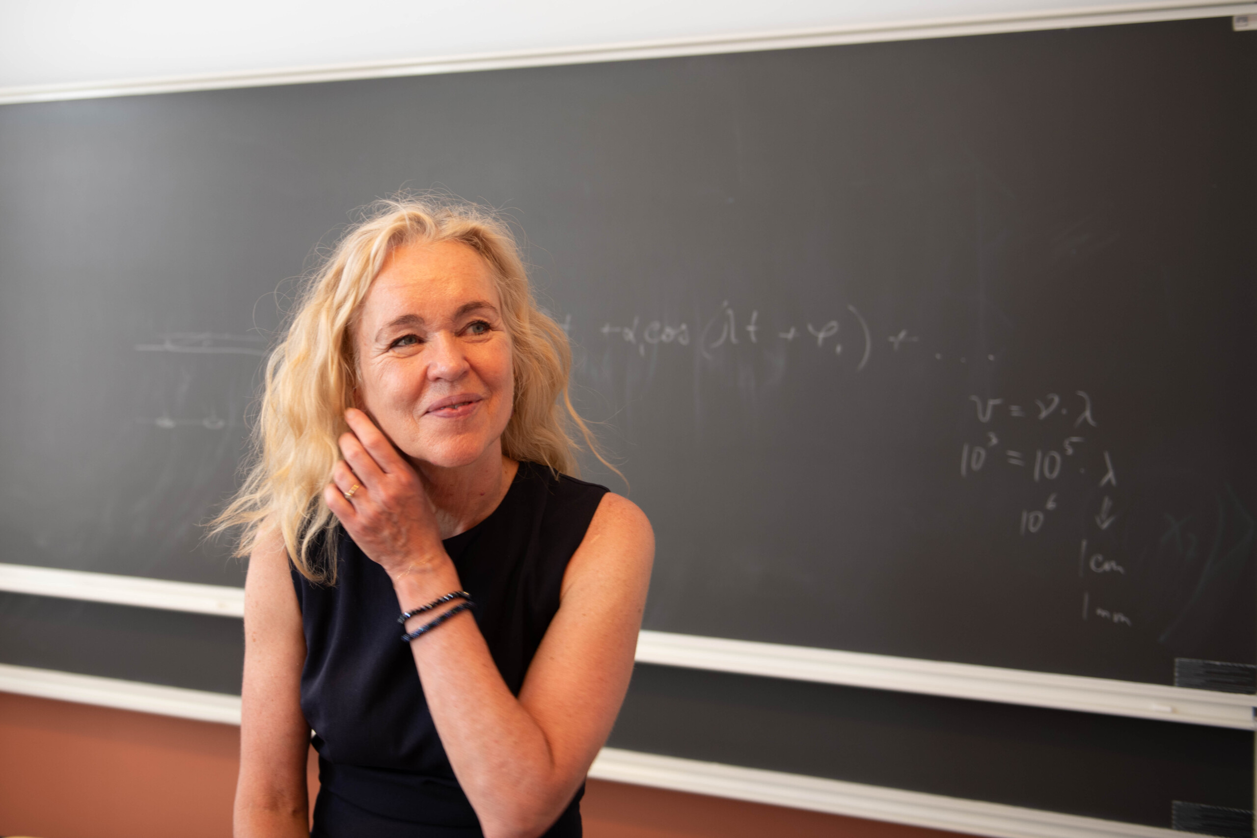 Som ny fysikstuderende fik Anja C. Andersen og veninden Marianne Vestergaard at vide, at »sådan nogle piger som jer« ikke kunne lave fysikforsøg. Begge blev siden professorer ved Niels Bohr Institutet.