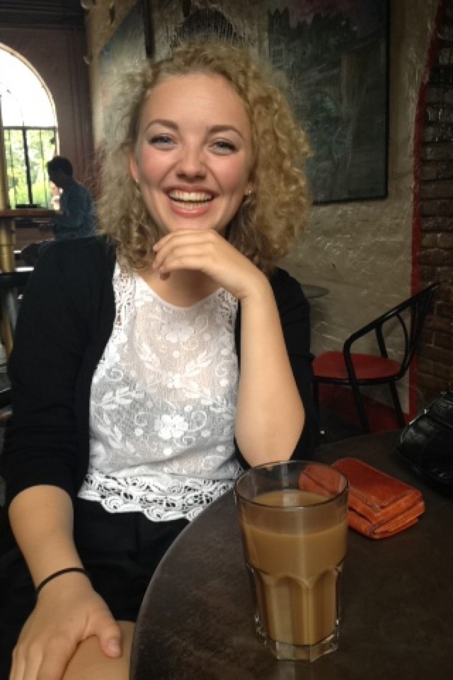 År 2015: Camilla øver sig i at være nyslået københavner og har her placeret sig med et kop filterkaffe på Månefiskeren, Christiania. 