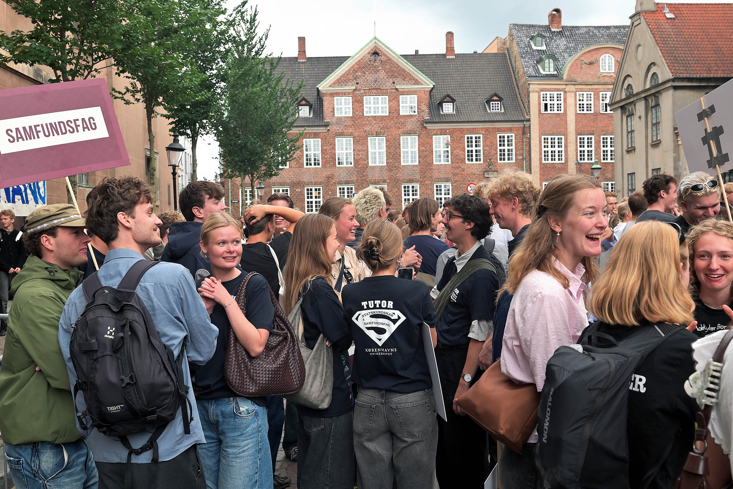 Sådan så det ud, da årets nye studerendesamledes på Frue Plads til immatrikulation 2026. 