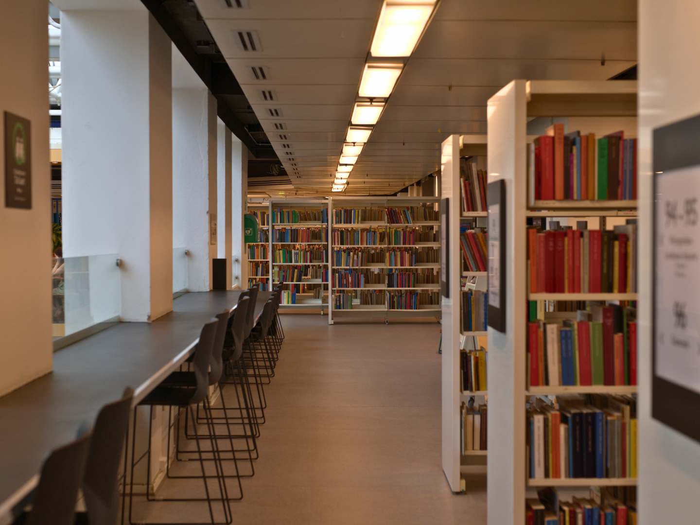 På hovedbibliotekets tredje og fjerde etage er der et hav af studiepladser. 