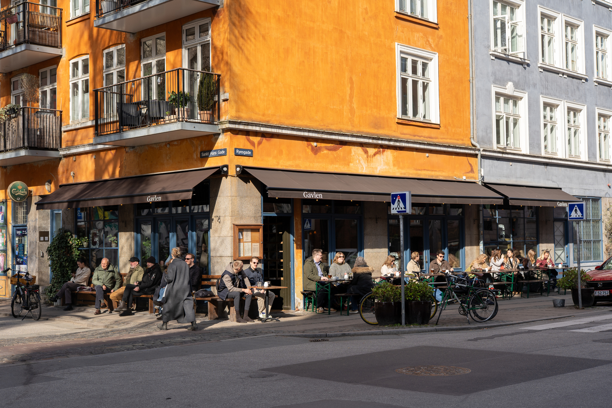 Foran Gavlen på Nørrebro sidder københavnere og nyder sol og kaffe.