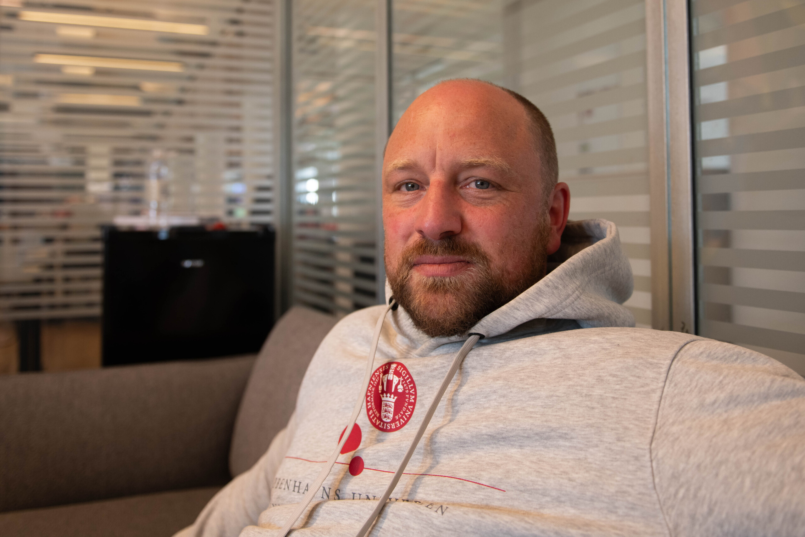 »Dybest set kunne jeg mærke en kriblen efter at komme ud og fortælle journalistik og få jord under neglene igen. Altså en tilbagevenden til det, som, jeg synes, er det smukkeste i faget, nemlig at fortælle historier,« siger Knud Brix om sit nye arbejde.