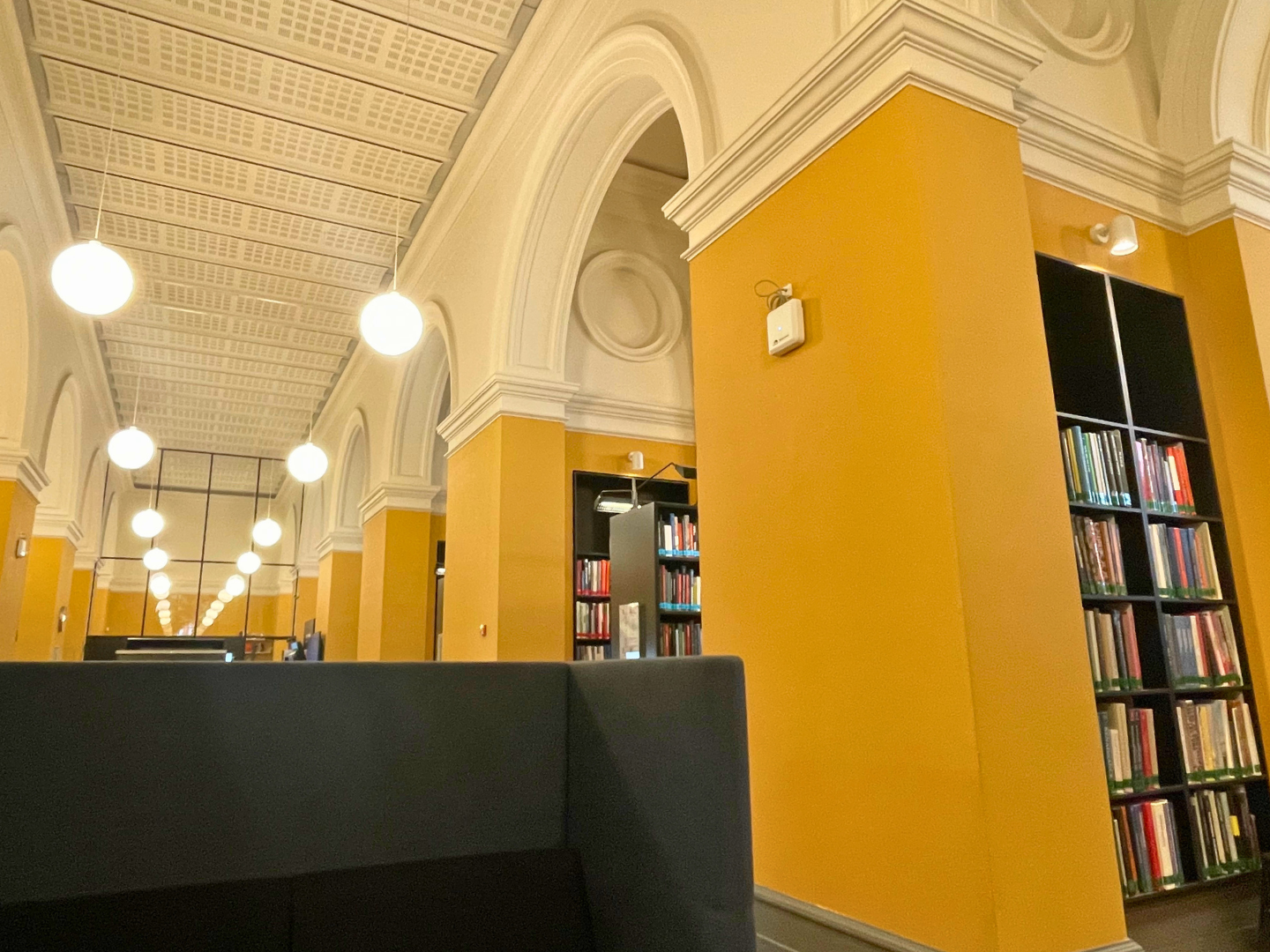 Kunstbiblioteket er et offentligt bibliotek, som ligger lige ved Charlottenborg i Nyhavn.