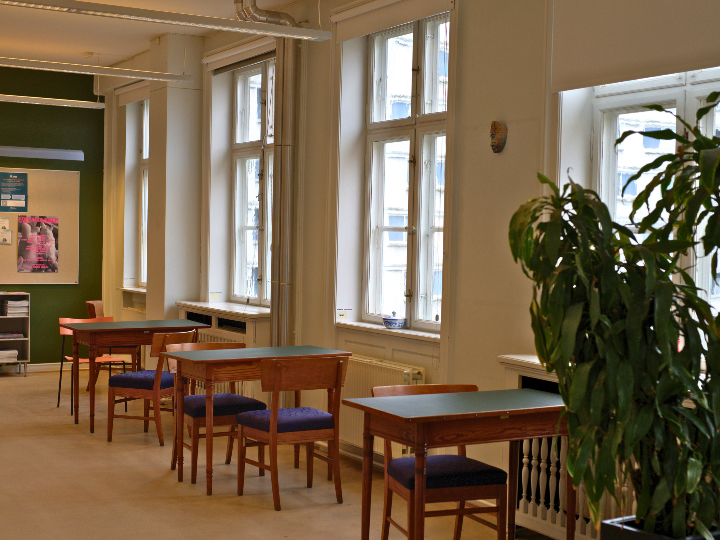 På tredje sal på biblioteket Øbro Jagtvej, er der hyggeligt indrettede læsepladser.