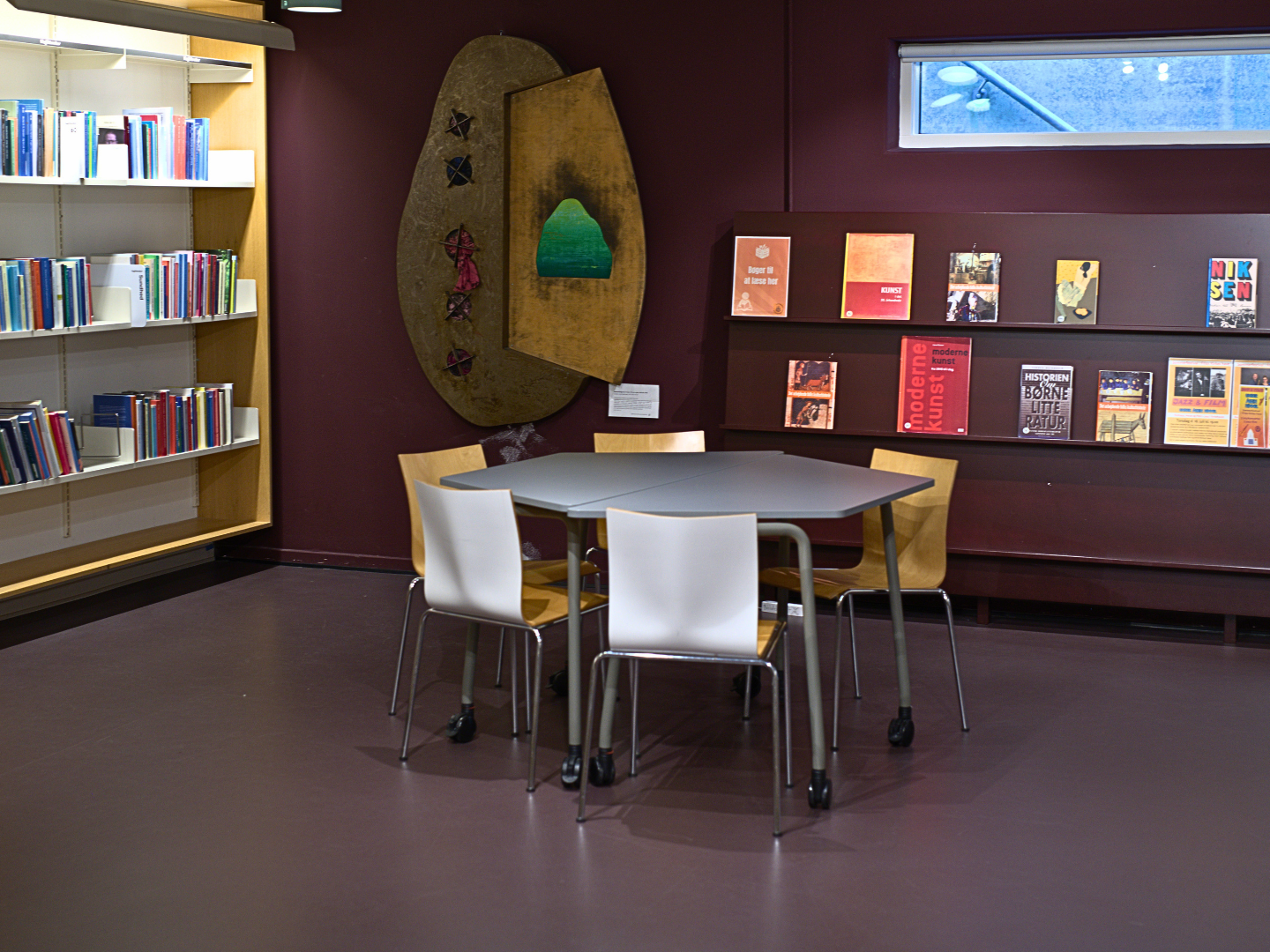 Der er studiepladser i kælderen og på anden sal på Biblioteket på Rodosvej.