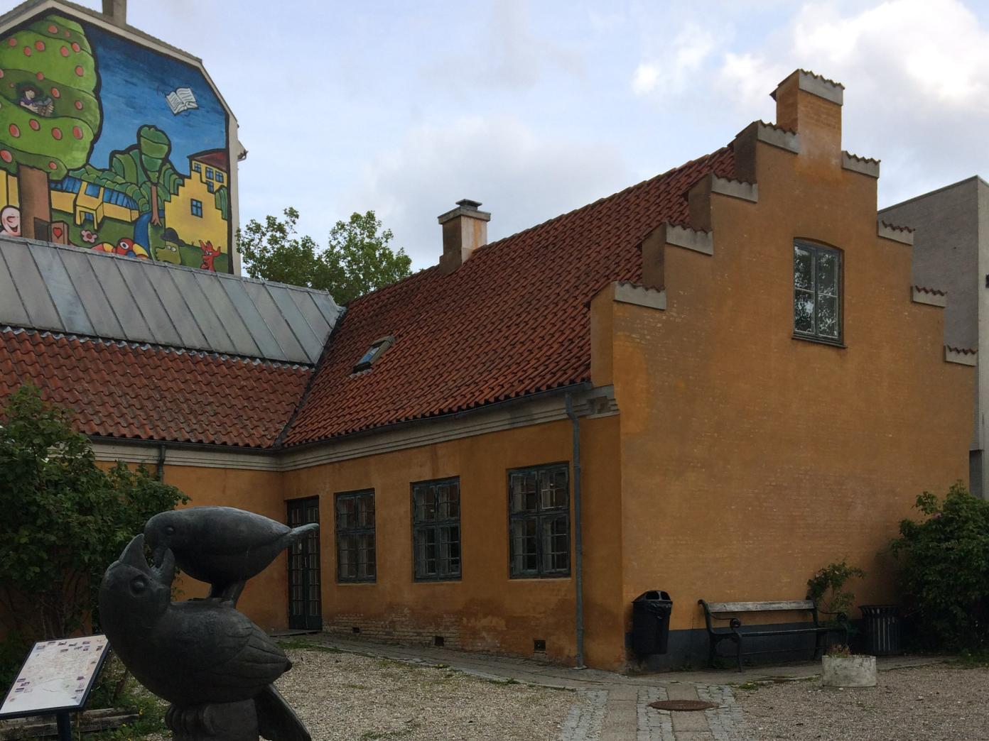 Valby Bibliotek ligger i bydelens ældste bygning.
