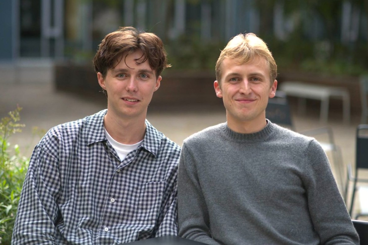 Jonas Sommerlund (tv) og Joshua Hardie (til højre) læser jura på første semester. De har is i maven.