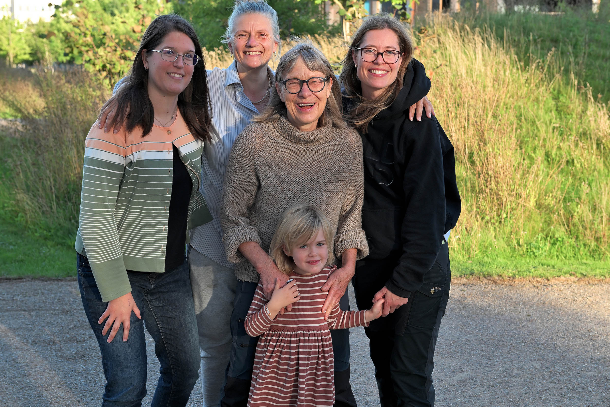 Medlemmer af bilauget på Søndre Campus. Fra venstre Izzy Varju, ph.d.-stipendiat på Nano-Science; Line Maria Kristoffersen, teologistuderende; Gitte Buch-Hansen, teologilektor emerita; Natalie Patricia Körner, lektor på Det Kongelige Danske Akademi. Fireårige Isolde er Natalies datter.