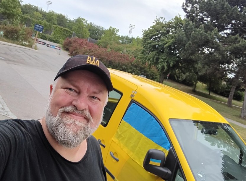 En gul VW Caddy er blandt de biler, Mads Büchert Eskildsen har kørt til Ukraine i løbet af de sidste tre år. Bilen er valgt på grund af sit store bagagerum, der for eksempel kan bruges til at evakuere sårede.
