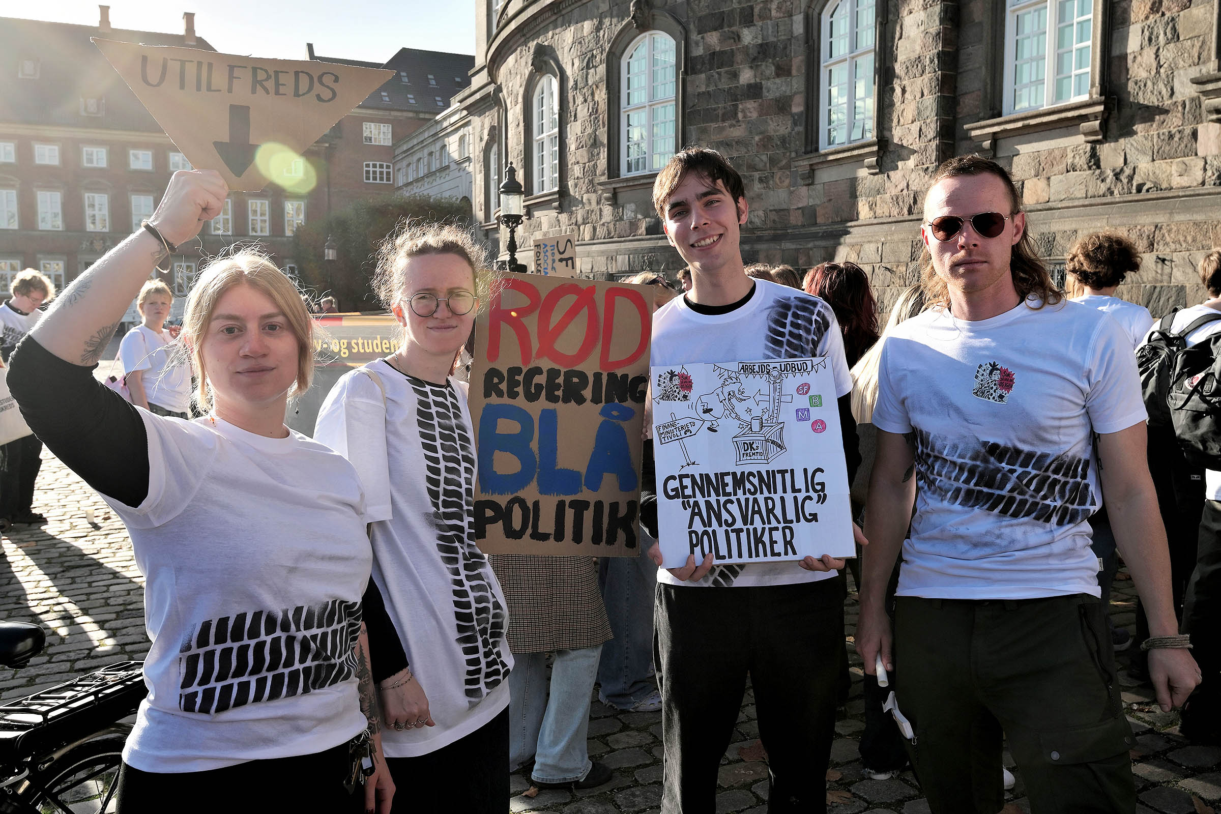 Fire universitetsstuderende på Slotspladsen. Amalie Thams yderst til venstre er KU-studerende, de øvrige læser på andre universiteter. En demo er en god chance for at mødes på tværs af uddannelser. 