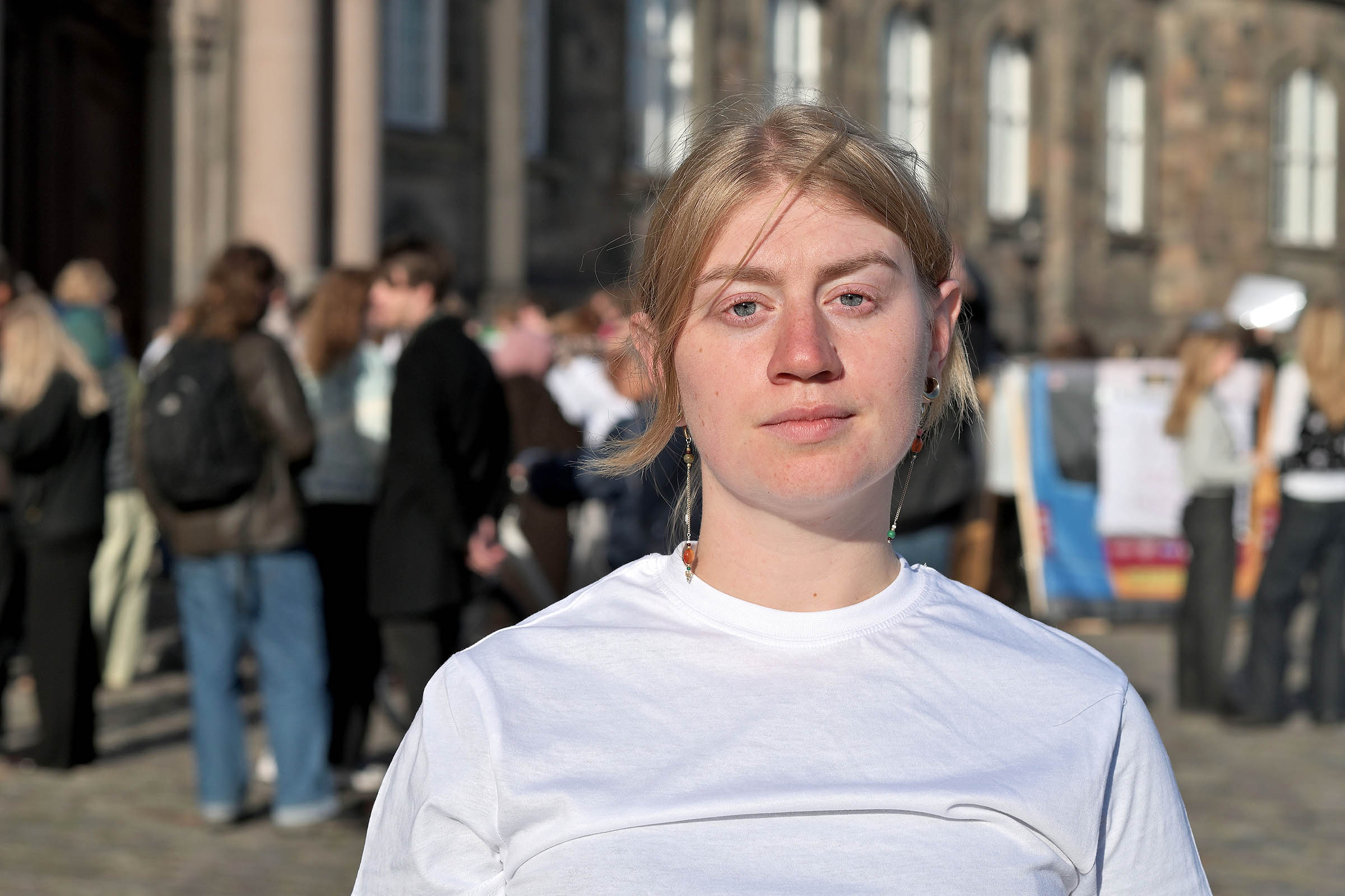 Amalie Thams ved, hvordan det er at arbejde som tjener til klokken 2 om natten for at møde på studiet 8:30 næste morgen. 
