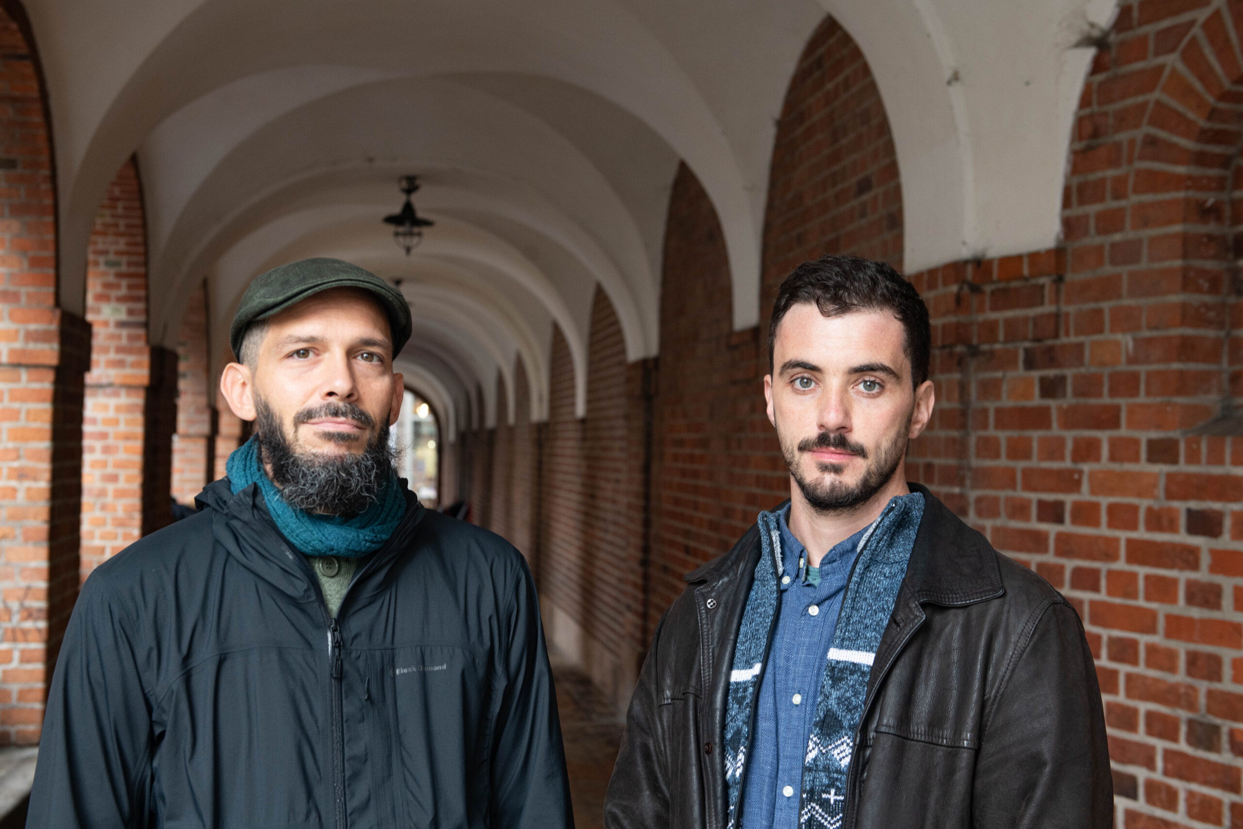 Salvatore Paolo De Rosa (tv) og Jaime Caballer Revenga sætter fokus på usikre arbejdsvilkår i akademia i netværket We Are The University. 
