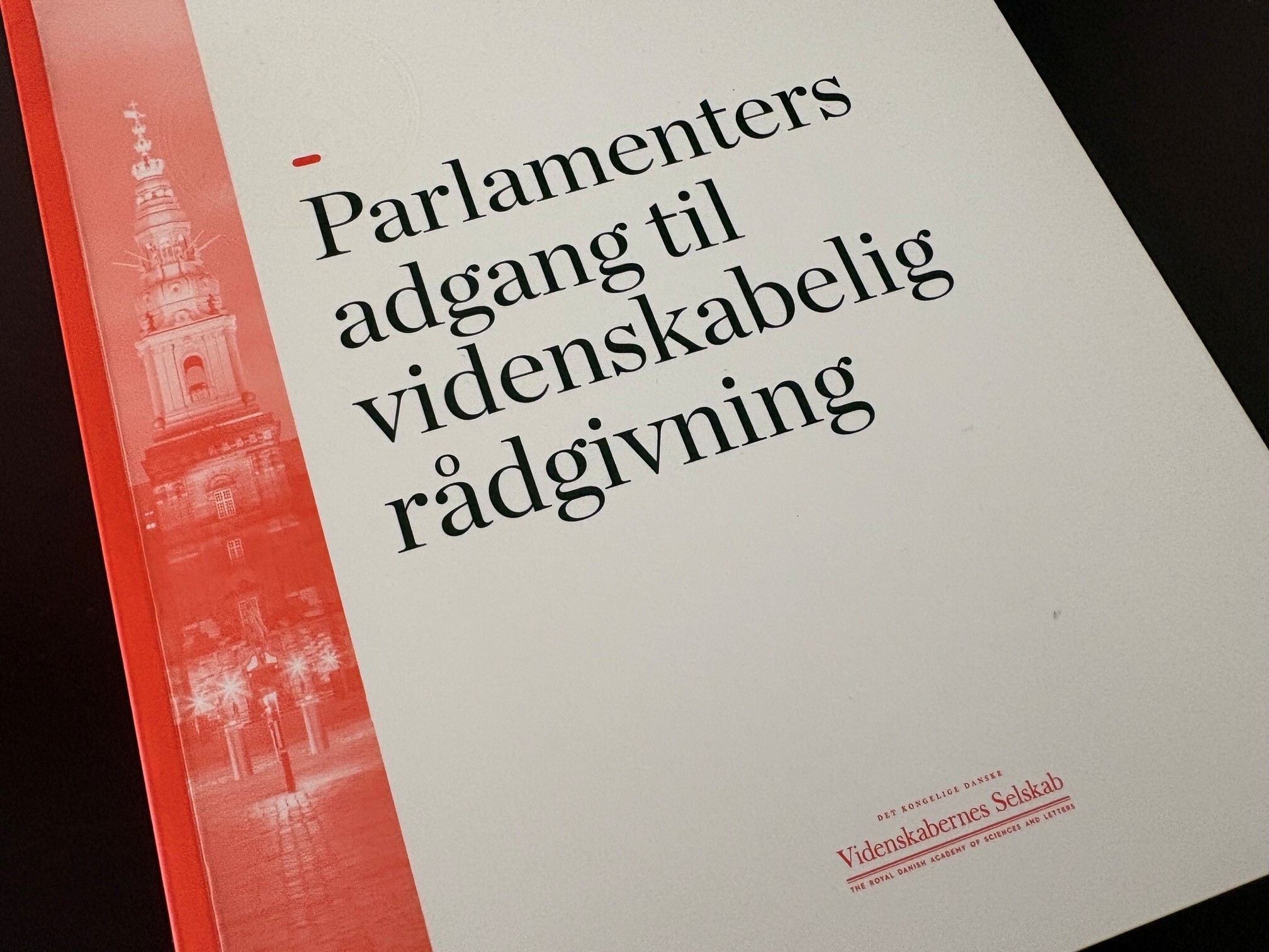 Rapporten henter inspiration i Sverige, Holland, Finland og Irland, hvor parlamenterne har faste ordninger, der giver politikerne adgang til forskernes viden.